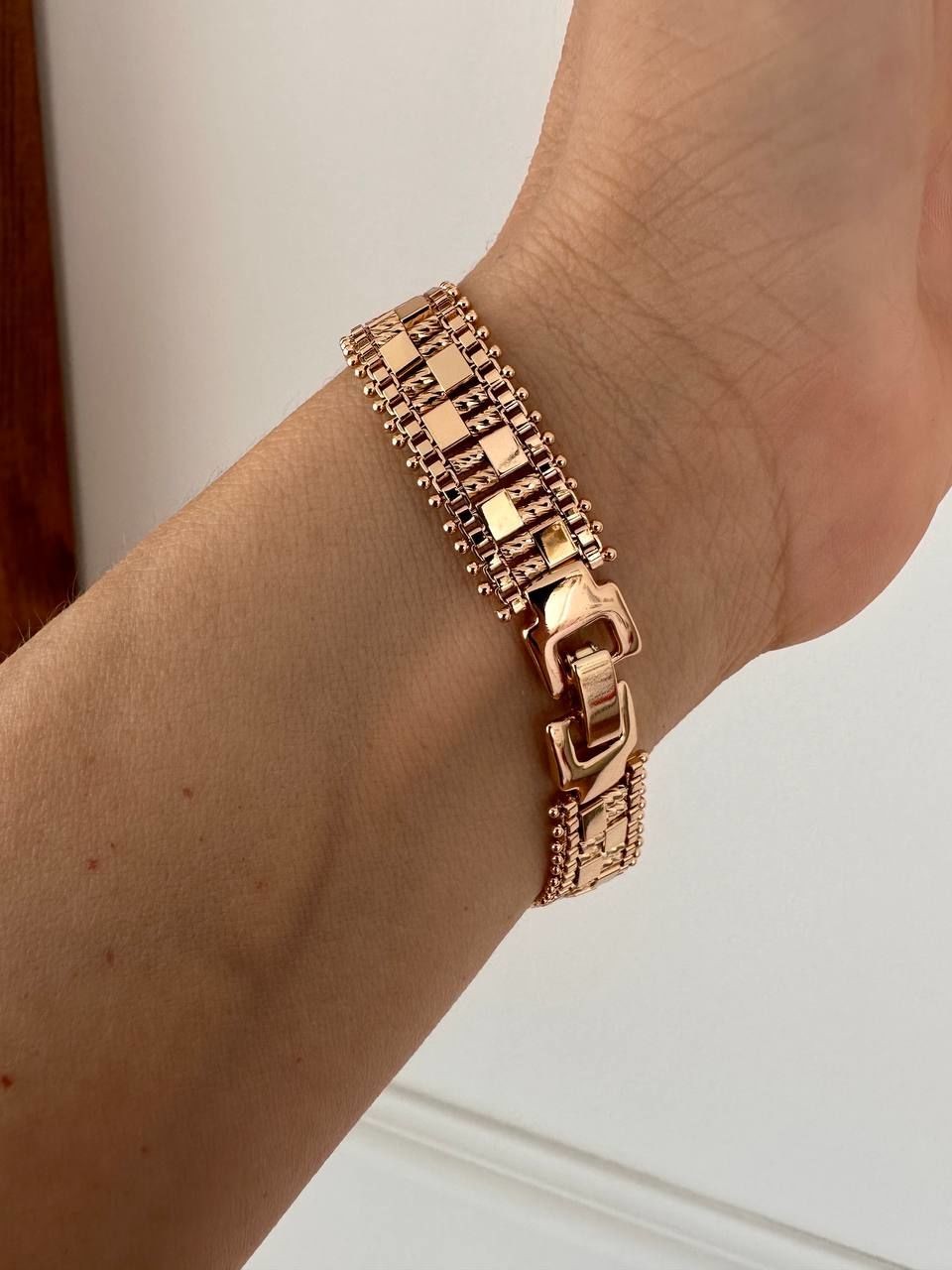 Vip Çelik Gold Renk Lazer Kesim Antialerjik Bileklik Uzunluk 17,5 cm. Genişlik 1,3 cm.