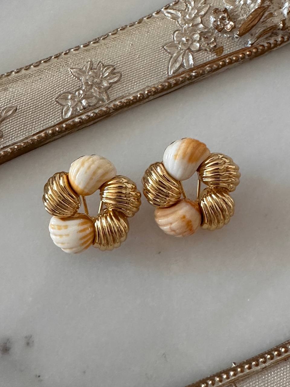 Vip Seri Gold Renk Deniz Kabuğu Detaylı Lazer Kesim Rodyum Kaplama Tasarım Küpe Genişlik 2,5 cm.