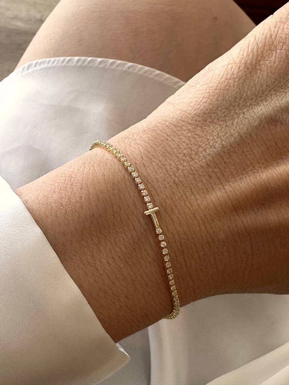 Gold Renk Zirkon Taşlı Rodyum Kaplama ( T ) Harfli Su Yolu Bileklik Uzunluk 16,5 cm. Ek Klipsle 17,5 cm. Taş Genişlik 1,5 mm.