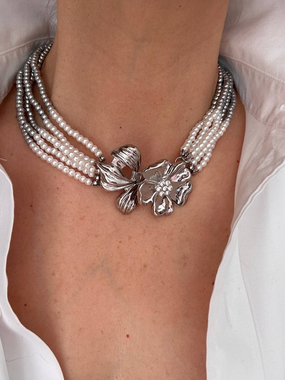 Gümüş Renk Rodyum Kaplama Zirkon Taşlı Beyaz ve Gri İnci Detaylı Çiçek Figürlü 5 Sıralı Choker Kolye Uzunluk 45 cm.
