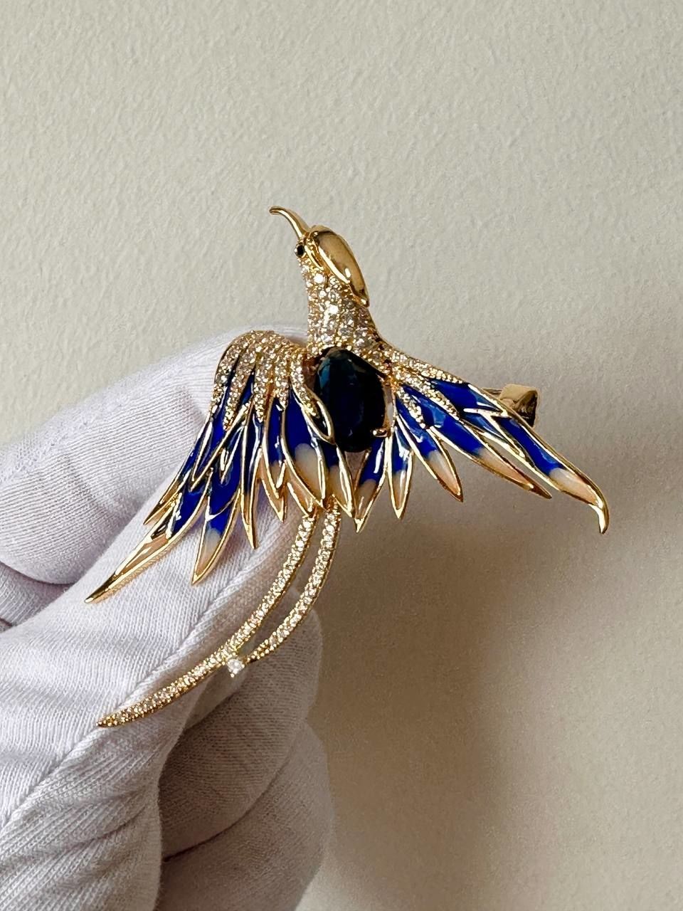 Gold Renk Zirkon Beyaz ve Mavi Taşlı Anka Kuşu Figürlü Broş Genişlik 6,5 cm. Boy 6 cm.