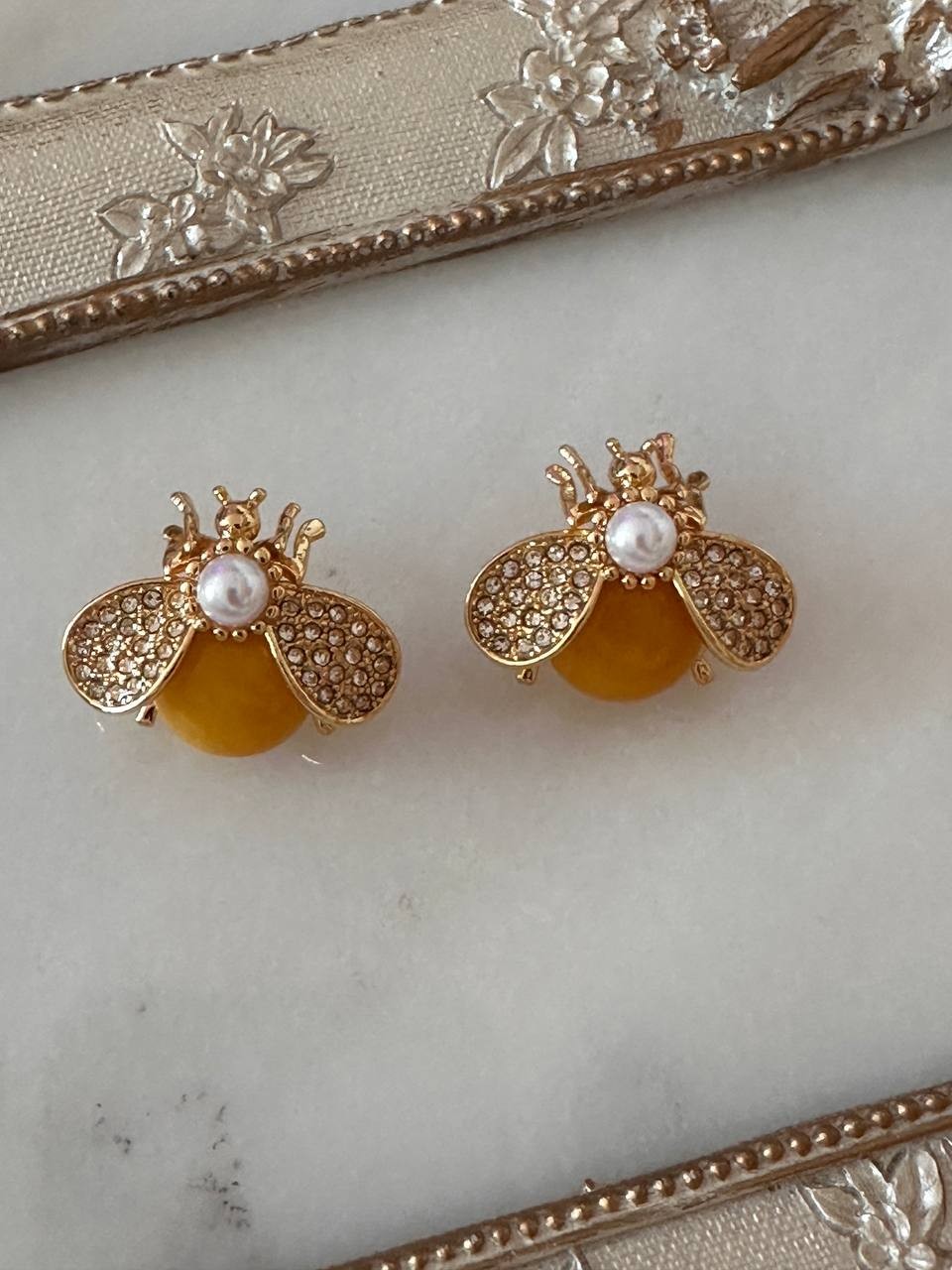 Vip Seri Gold Renk Rodyum Kaplama Zirkon Taş ve İnci Detaylı Arı Figürlü Küpe En Boy 2,5 cm.