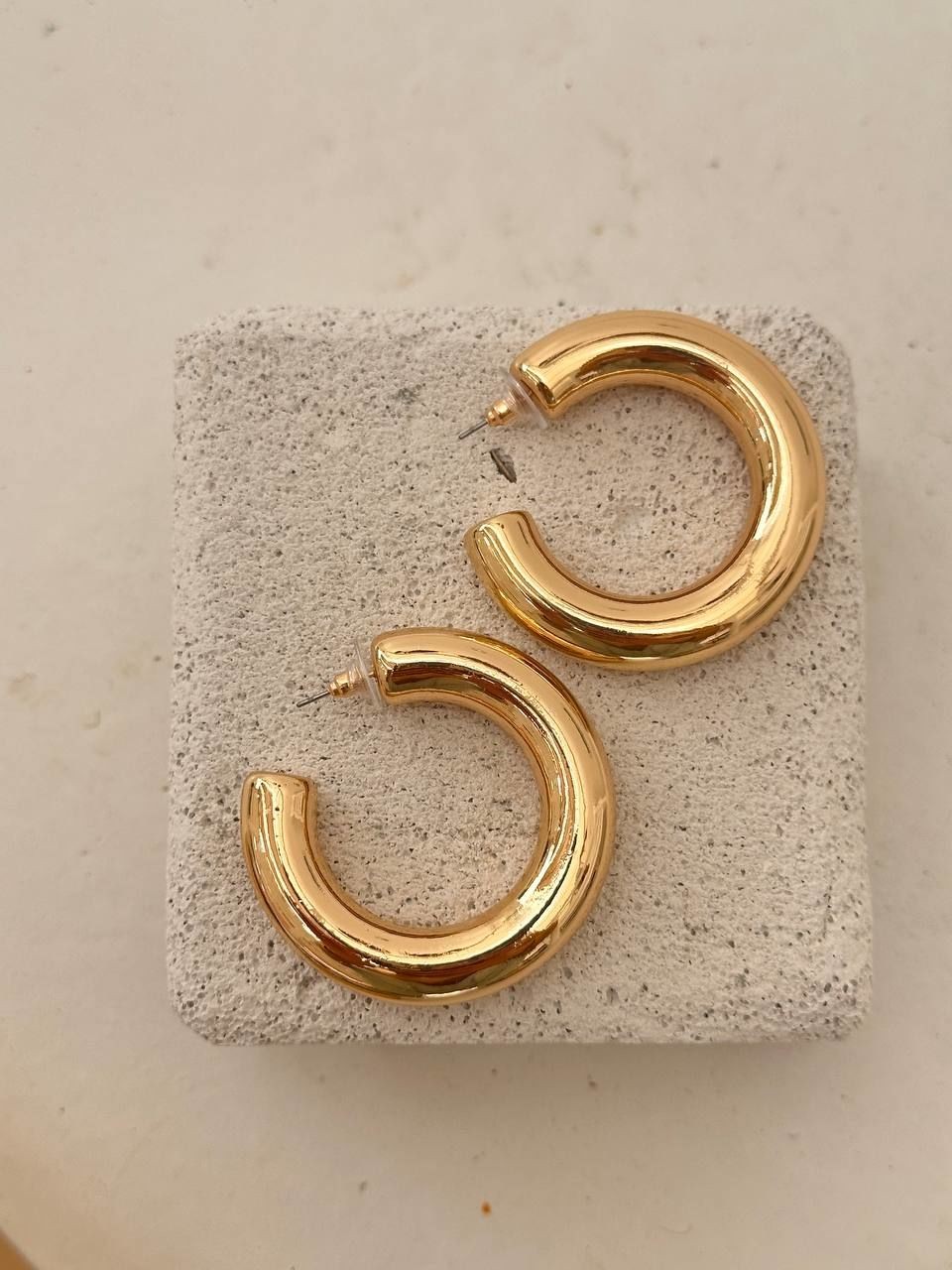 Gold Renk Rodyum Kaplama Kalın Boru Yarım Halka Küpe Genişlik 5 cm. Kalınlık 1 cm.