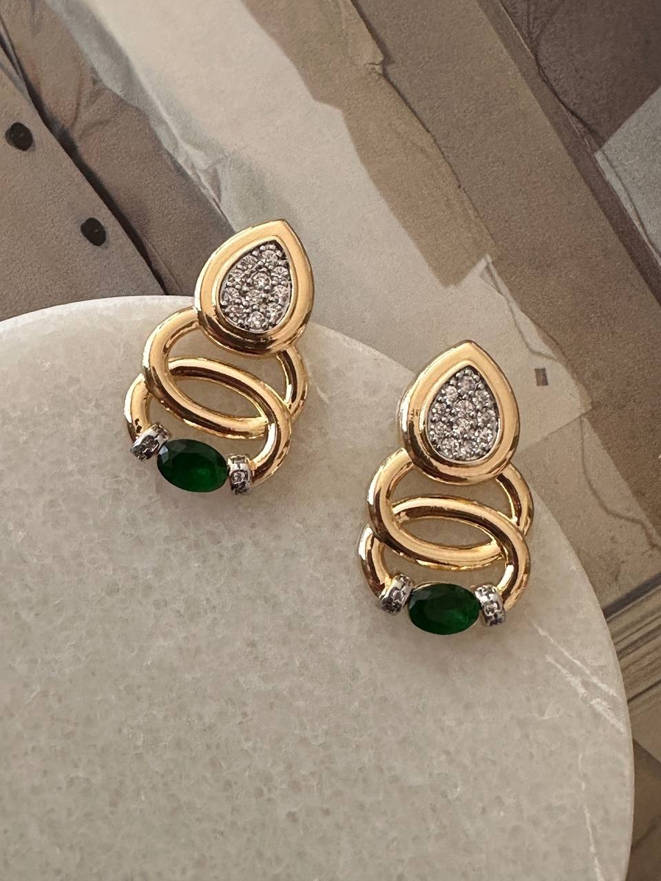 Gold Renk Zirkon Yeşil ve Beyaz Taşlı Rodyum Kaplama Vip Seri Tasarım Küpe Uzunluk 2,5 cm.