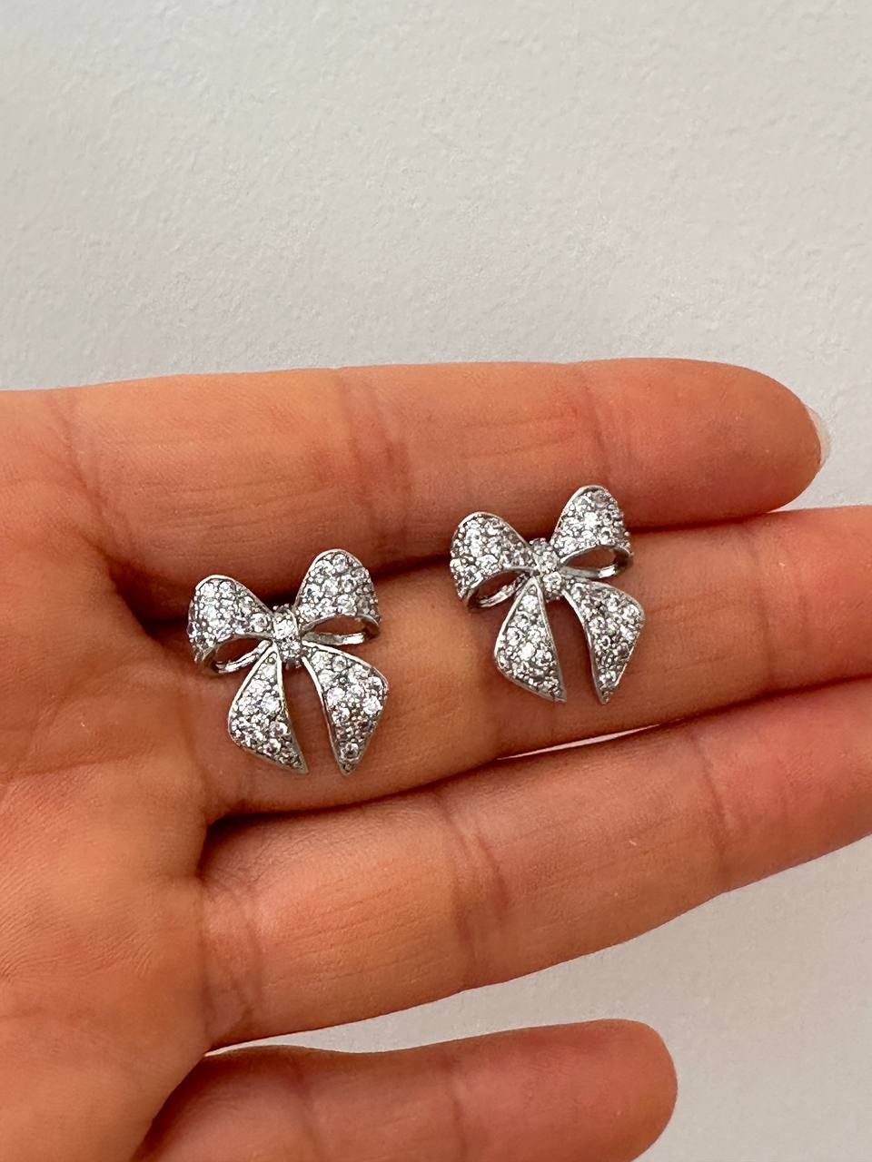 Vip Çelik Gümüş Renk Zirkon Taşlı Fiyonk Figürlü Küpe En Boy 1,5 cm.