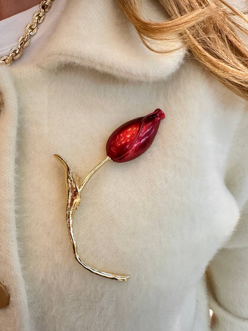 Metal Gold Renk Kırmızı Tomurcuk Gül Figürlü Broş / Yaka İğnesi Genişlik 4 cm. Uzunluk 14 cm.