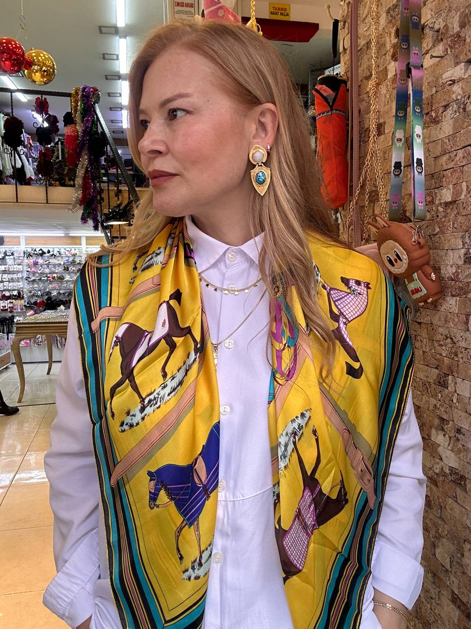 Renkli Desenli İpek Saten Kumaş At Figürlü Fular 90 cm. x 90 cm.