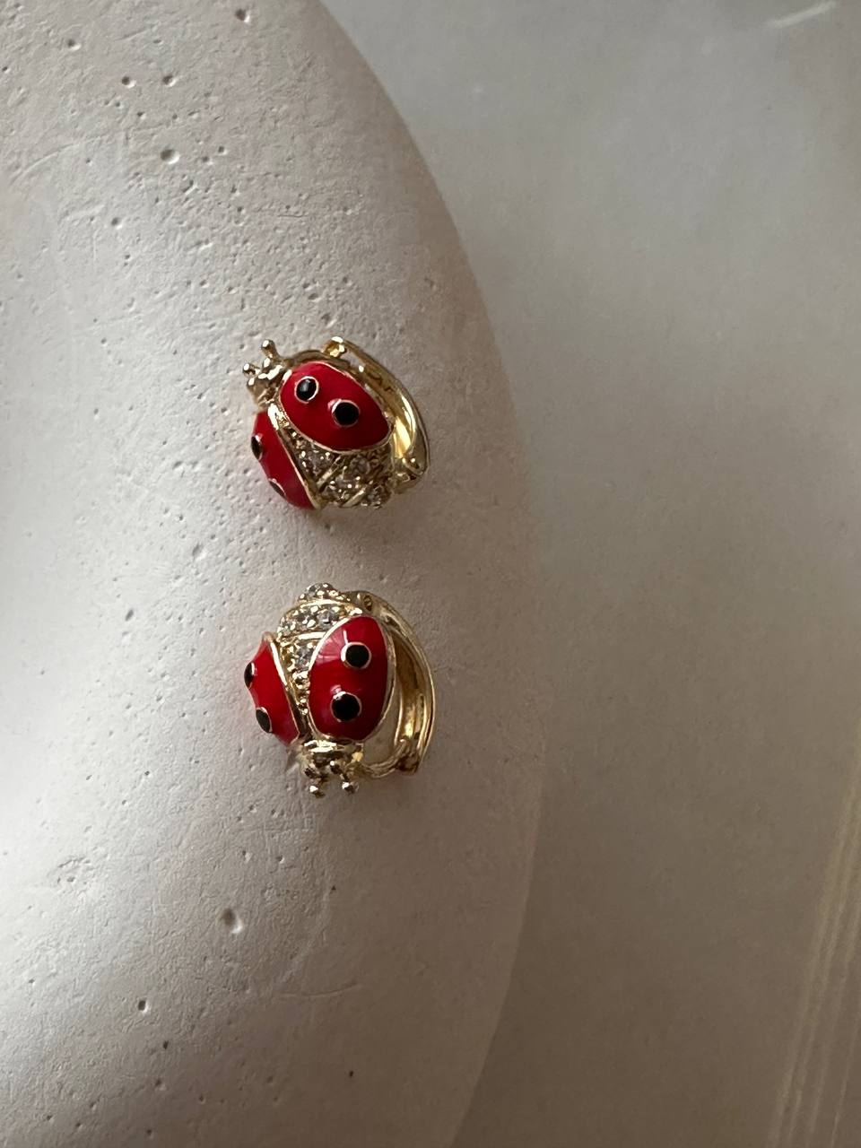 Vip Çelik Gold Renk Zirkon Taşlı Uğur Böceği Figürlü Antialerjik Halka Küpe / Çocuk Halka Küpe Genişlik 9 mm.