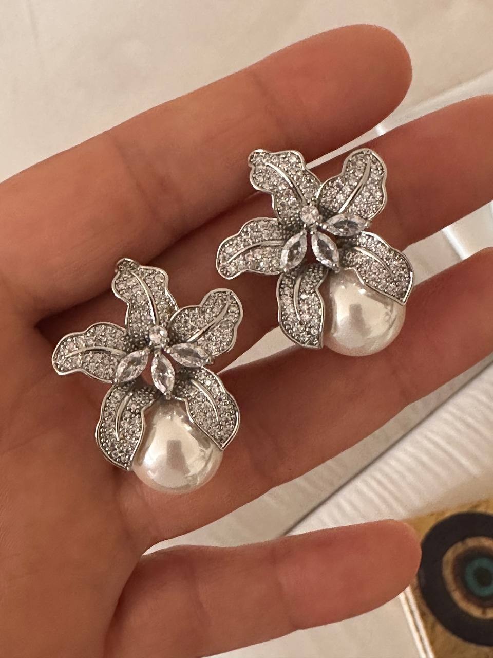 Vip Seri Gümüş Renk Zirkon Taş ve Cam İnci Detaylı Rodyum Kaplama Çiçek Tasarım Küpe Genişlik 2,5 cm. Uzunluk 3,5 cm.