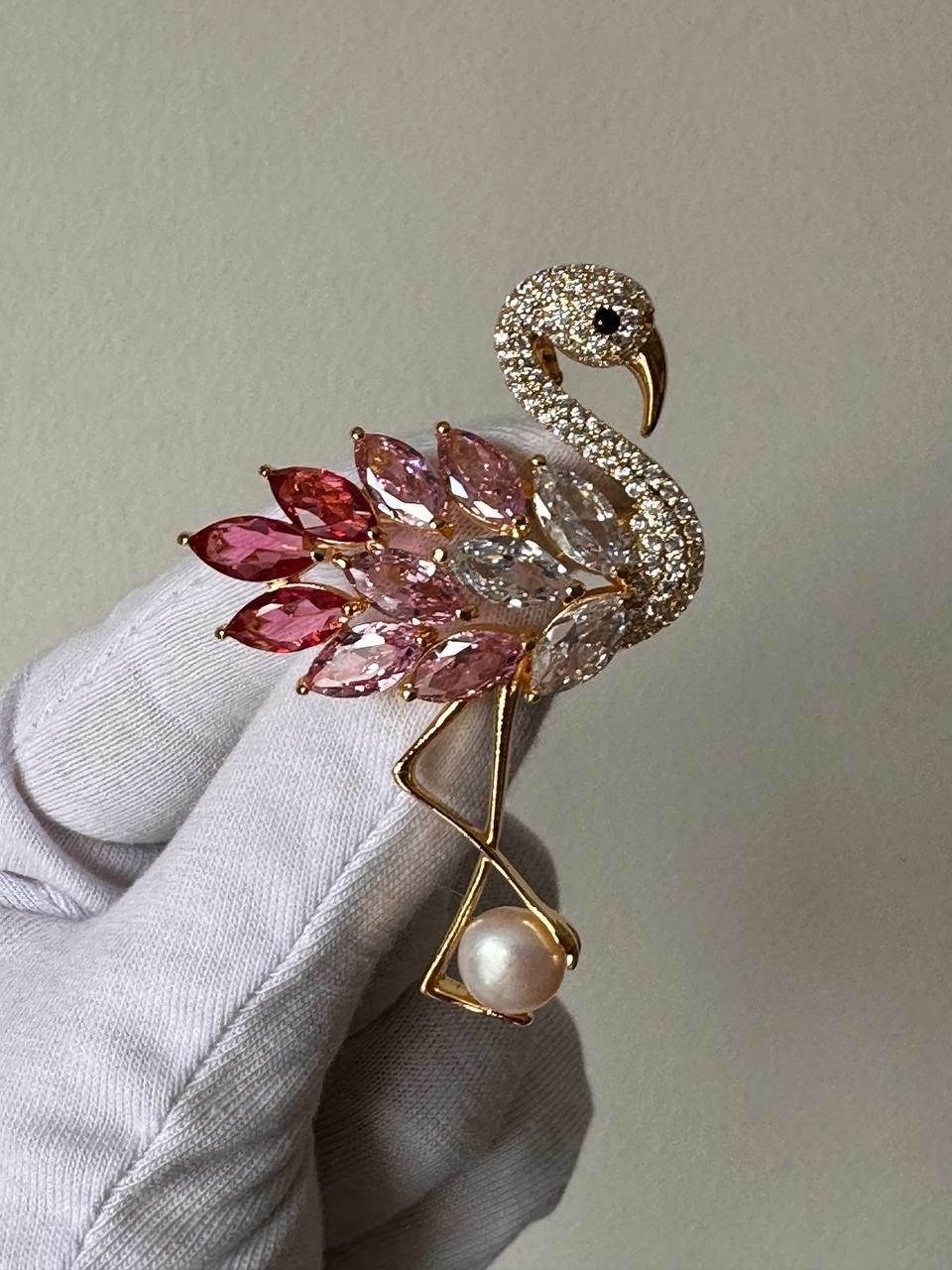 Gold Renk Zirkon Renkli Taşlı İnci Detaylı Flamingo Figürlü Broş Genişlik 3,5 cm. Boy 4,5 cm.