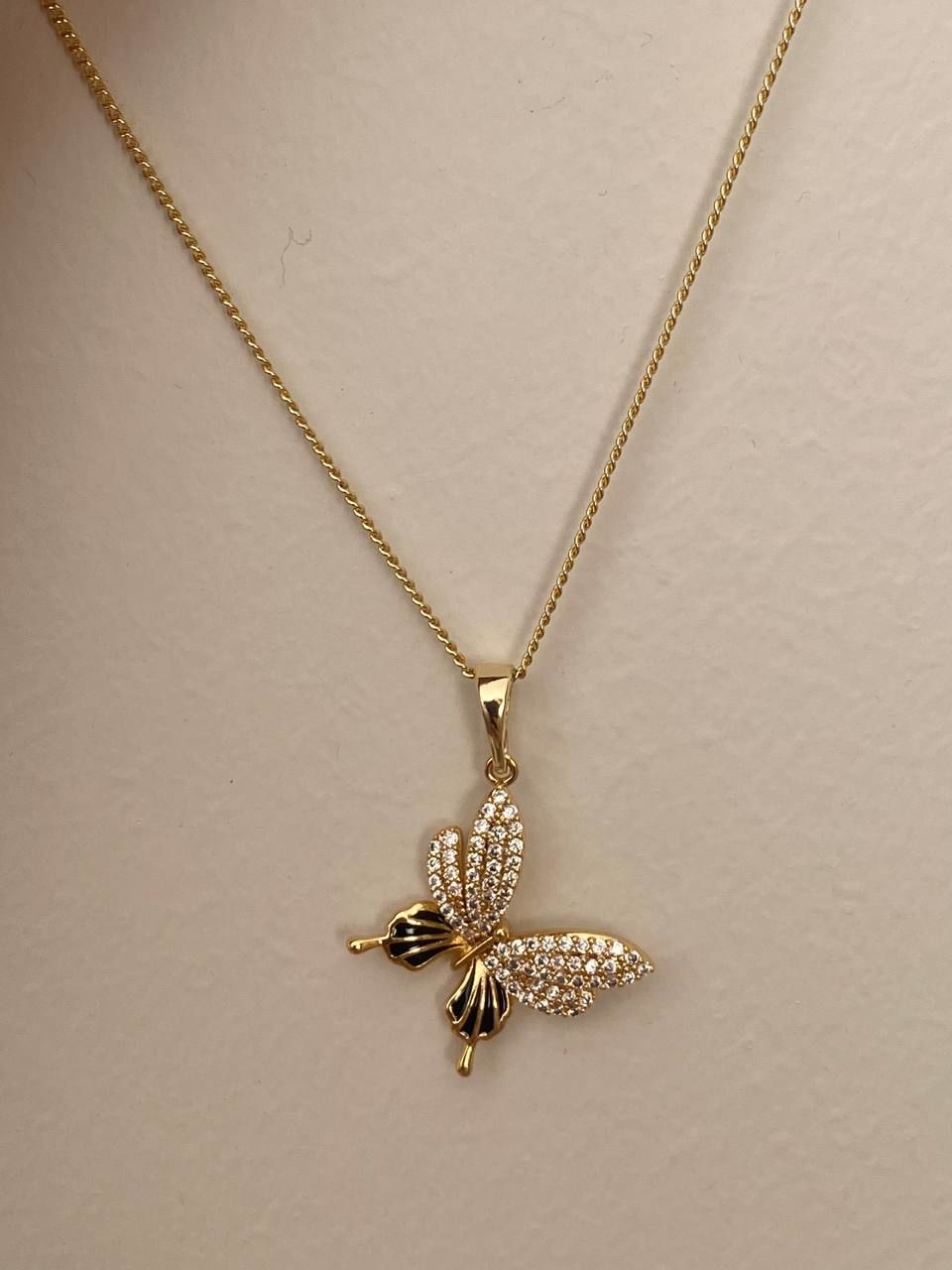 Vip Çelik Gold Renk Zirkon Taş Antialerjik Kelebek Figürlü Kolye Uzunluk 43 cm. Uç Genişlik 2 cm.