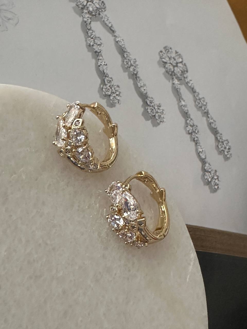 Vip Çelik Gold Renk Zirkon Damla Taşlı Antialerjik Tasarım Halka Küpe Genişlik 2 cm.