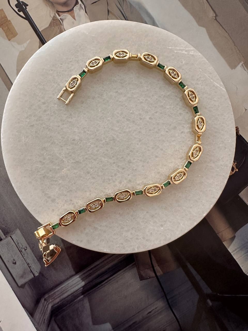 Gold Renk Zirkon Yeşil ve Beyaz Taşlı Vip Seri Rodyum Kaplama Bileklik Uzunluk 16,5 cm. Ek Klipsle 18 cm.