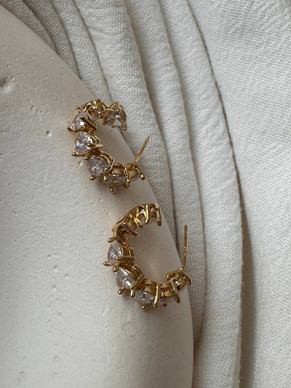 Vip Seri Gold Renk 925 K Gümüş Kaplama Zirkon Kalp Taşlı Yarım Halka Küpe Genişlik 2 cm.