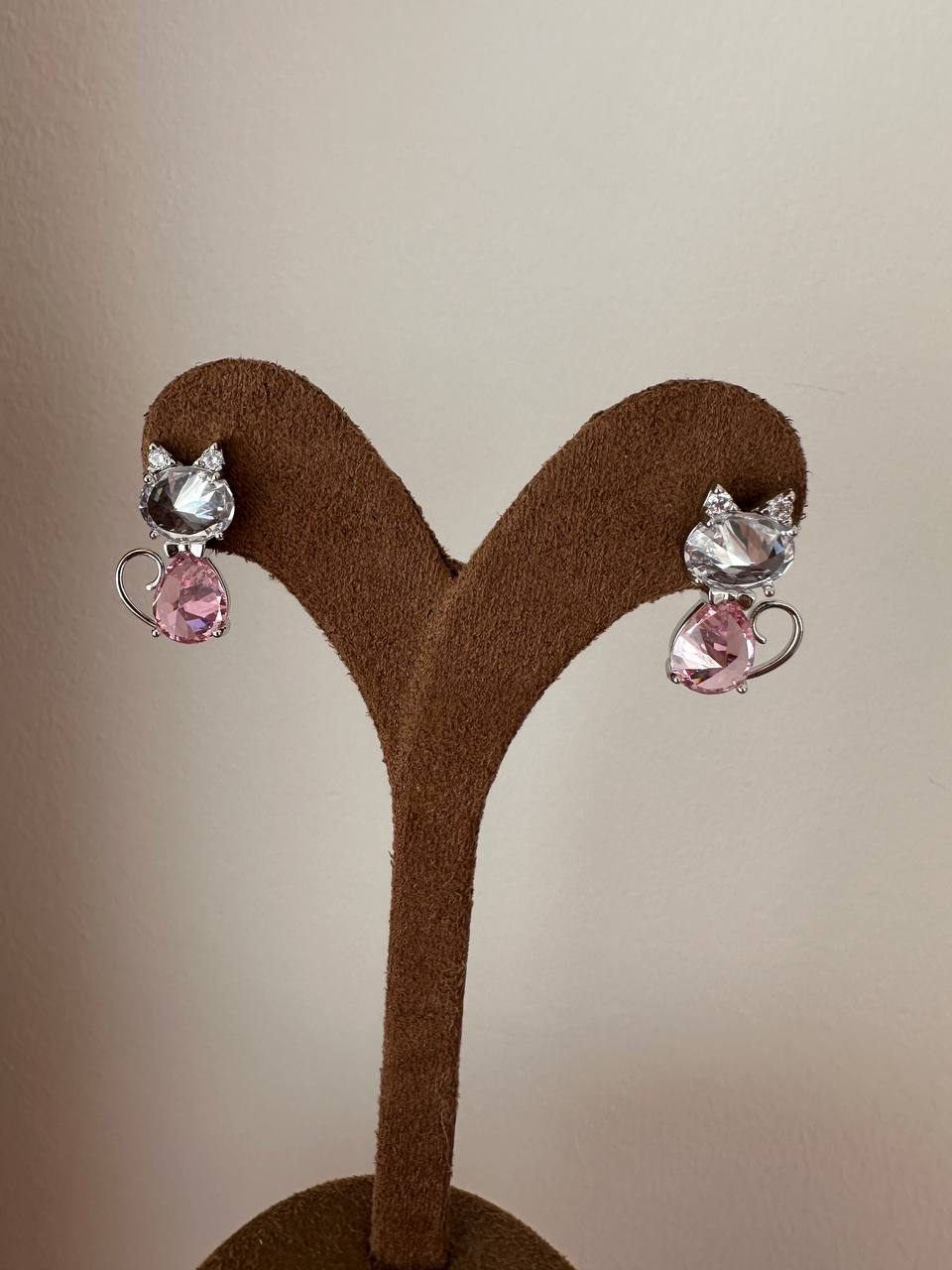 Vip Seri Gümüş Renk 925 K Gümüş Kaplama Zirkon Pembe ve Beyaz Taşlı Kedi Figürlü Küpe Uzunluk 2 cm.