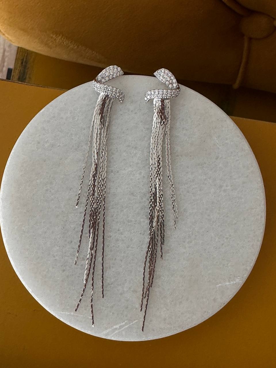 Gümüş Renk Zirkon Taşlı Rodyum Kaplama Saçaklı Küpe Uzunluk 9 cm.