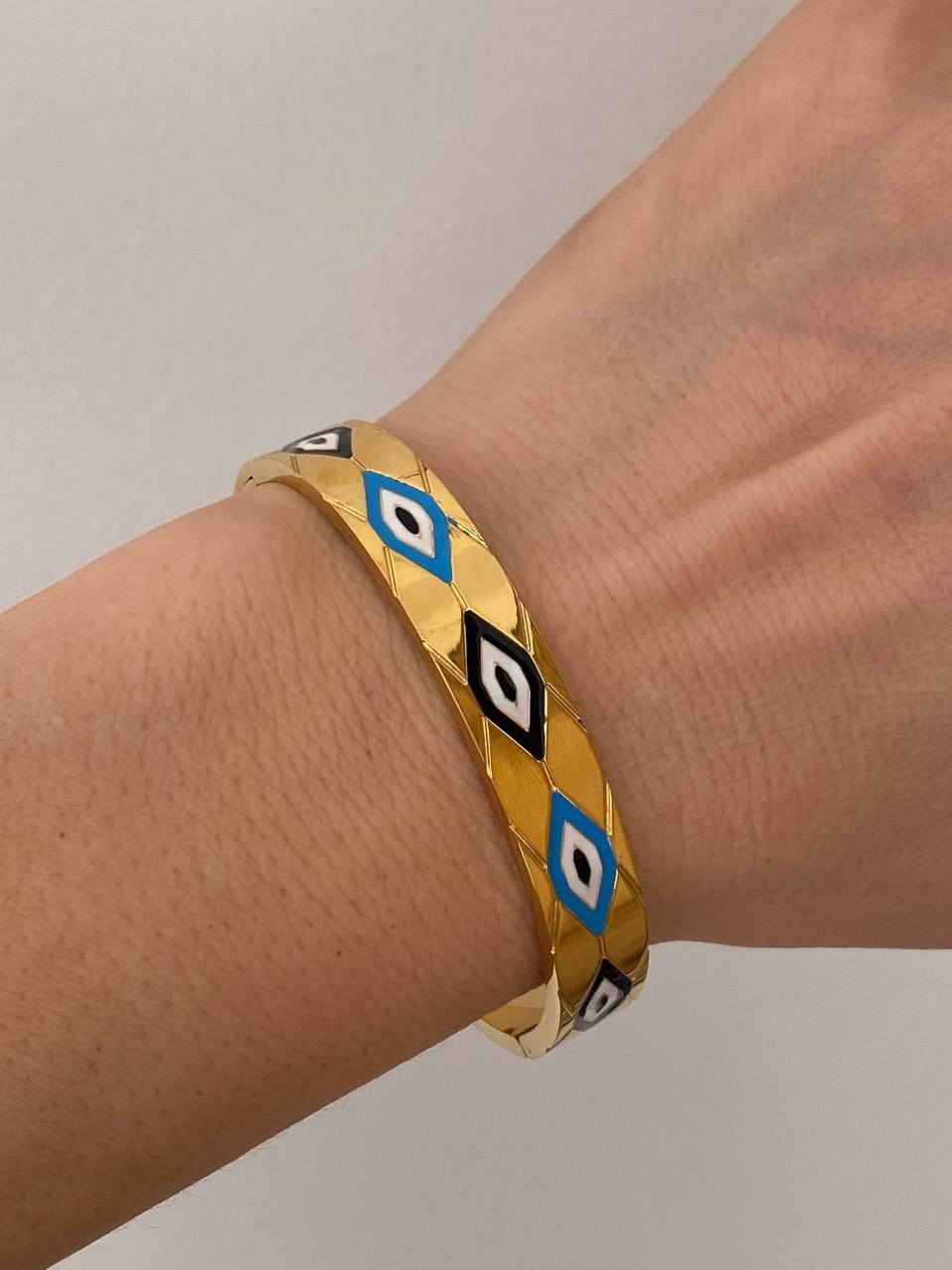 Vip Çelik Gold Renk İşlemeli Kelepçe Bileklik Genişlik 6 cm. Kalınlık 1 cm.
