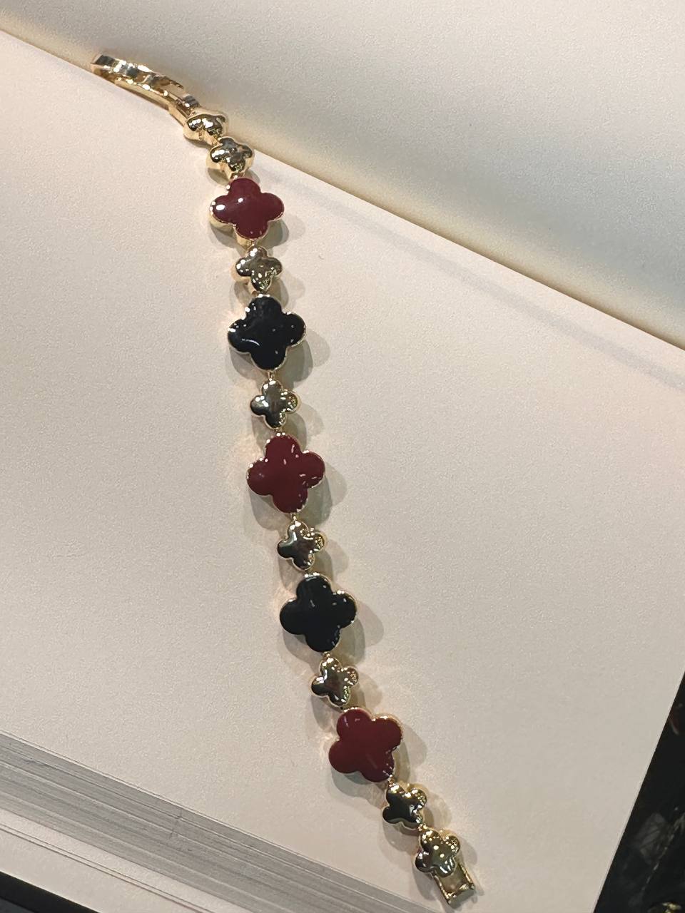 Vip Çelik Gold Renk Siyah ve Bordo Yonca Figürlü Premium Seri Bileklik Uzunluk 15,5 cm. Ek Klipsle 17,5 cm.