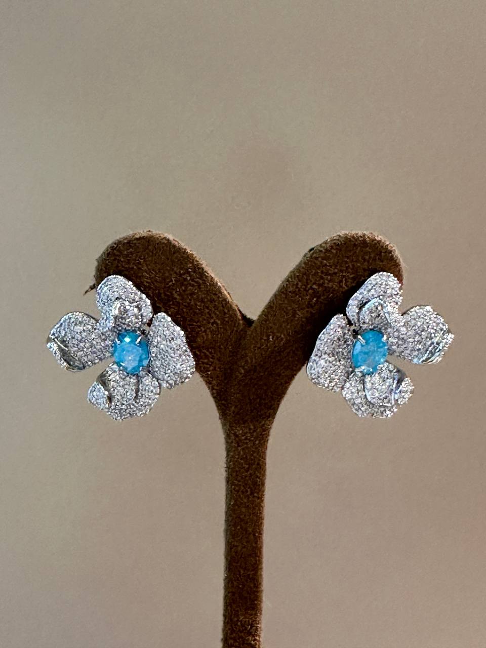 Vip Seri Gümüş Renk Zirkon Beyaz ve Turkuaz Taşlı Çiçek Figürlü Özel Tasarım Küpe En Boy 3 cm.