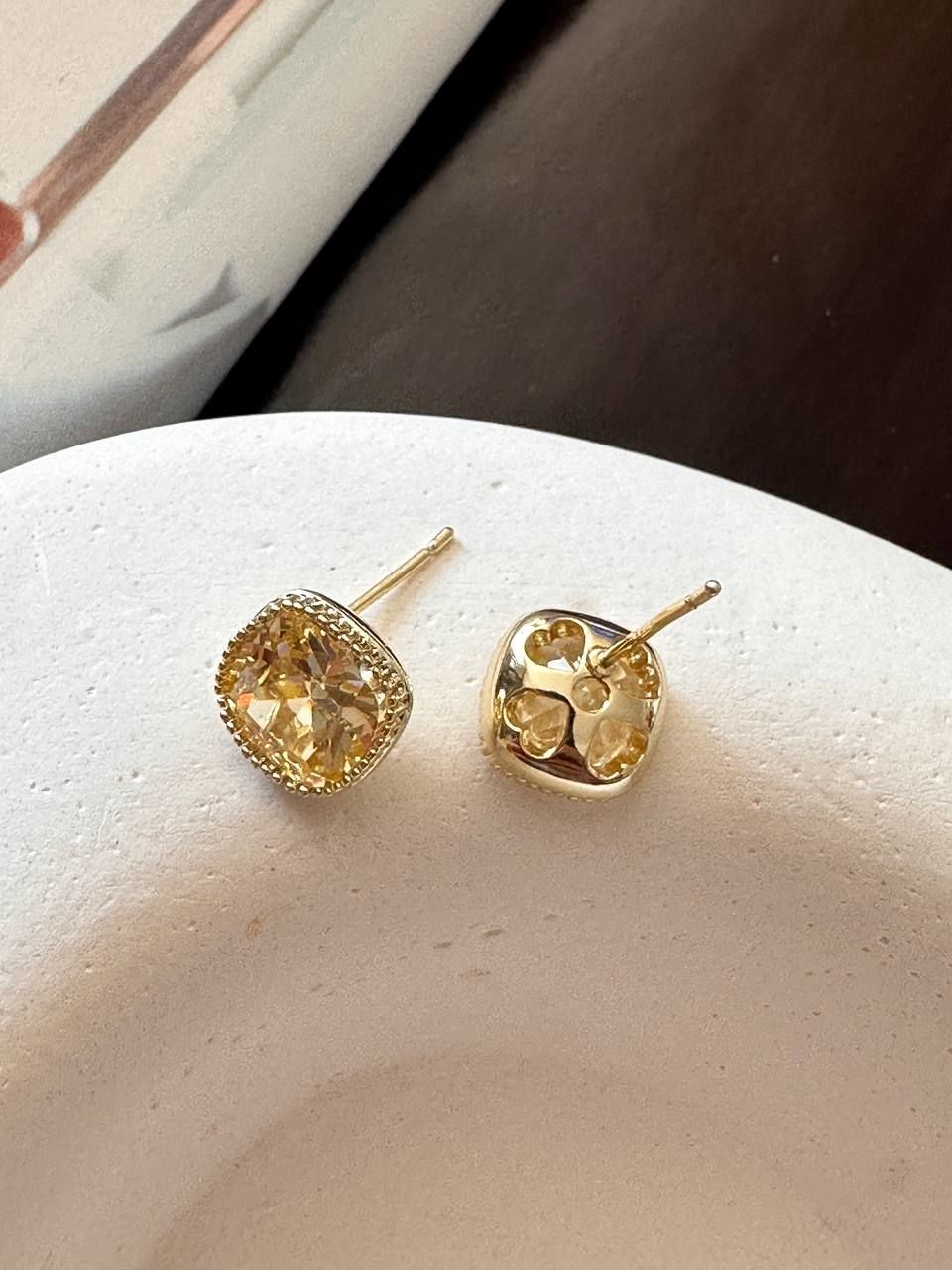 Vip Çelik Gold Renk Sarı Zirkon Baget Taşlı Antialerjik Küpe Taş Genişlik 8 mm.