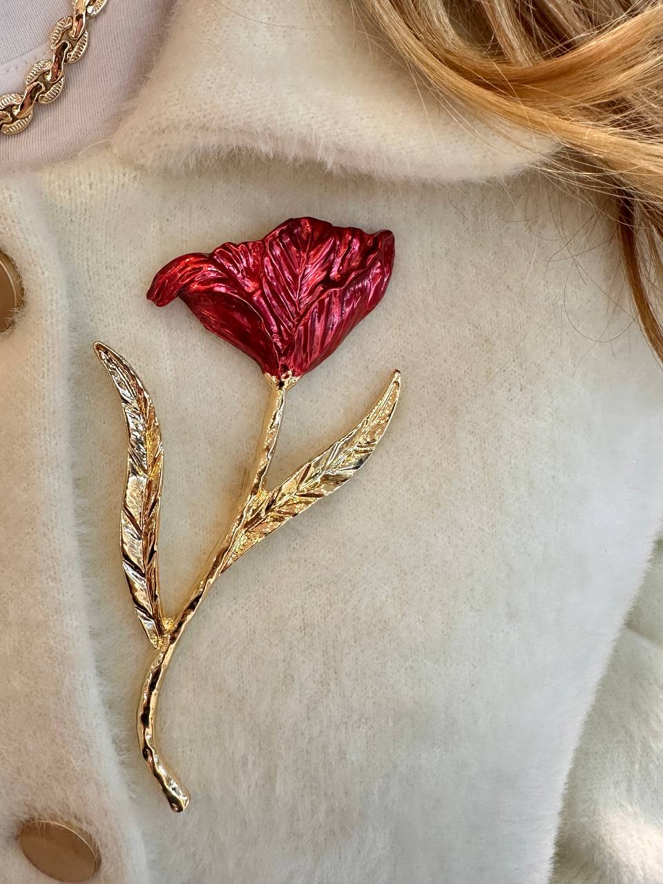 Metal Gold Renk Kırmızı Gül Figürlü Broş / Yaka İğnesi Genişlik 4 cm. Uzunluk 14 cm.