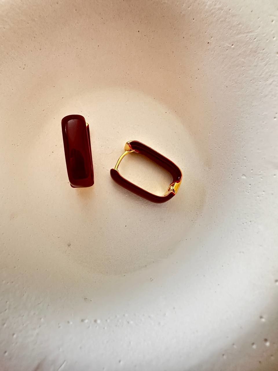 Vip Çelik Gold Renk Bordo Mineli Antialerjik Oval Halka Küpe Genişlik 1,3 cm. Uzunluk 2 cm.