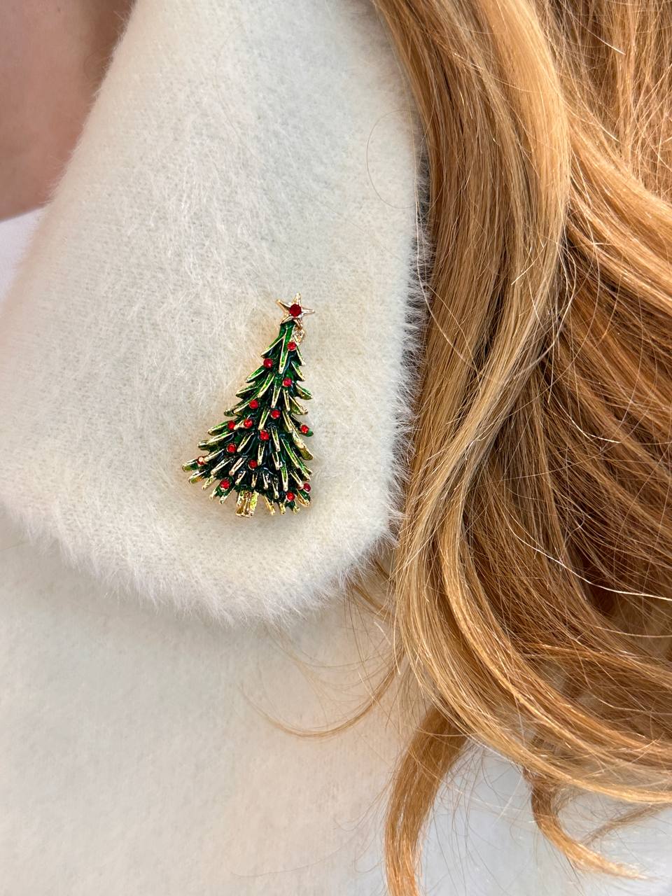 Metal Gold Renk Kırmızı Kristal Taşlı Çam Ağacı Tasarım Yılbaşı Temalı Broş / Yaka İğnesi Uzunluk 3,5 cm.