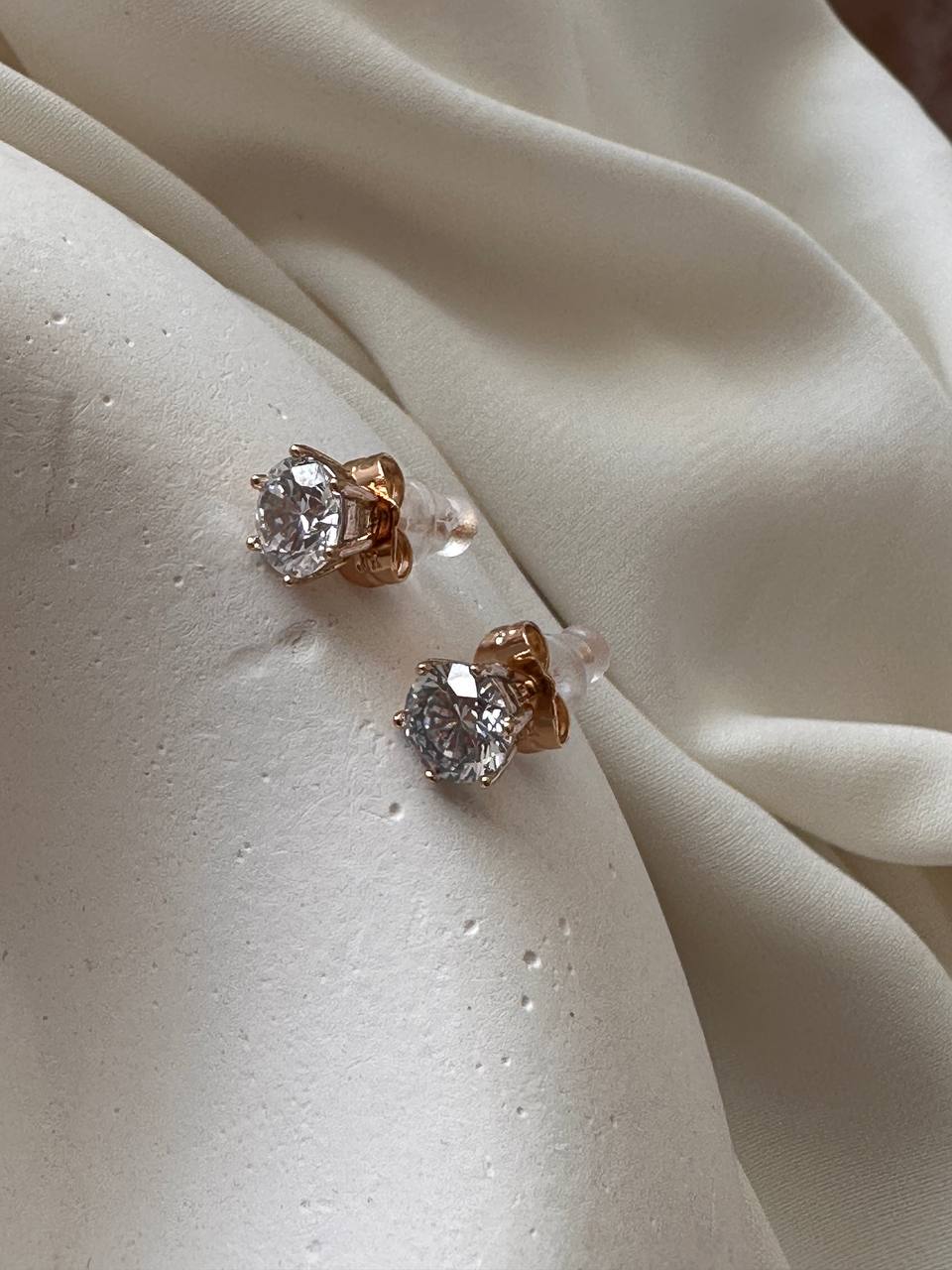 Vip Çelik Gold Renk Kubik Zirkon Tek Taş Küpe Taş Genişlik 7 mm.