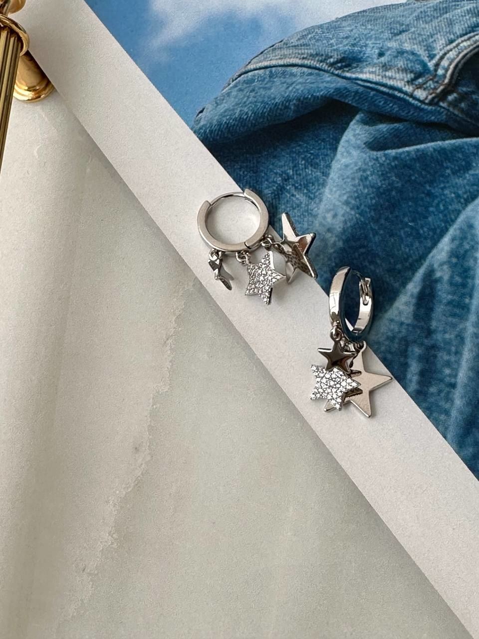 Vip Çelik Platin Renk Zirkon Taş Antialerjik 3 Yıldız Sallantılı Halka Küpe Genişlik 1,3 cm. Uzunluk 2,5 cm.