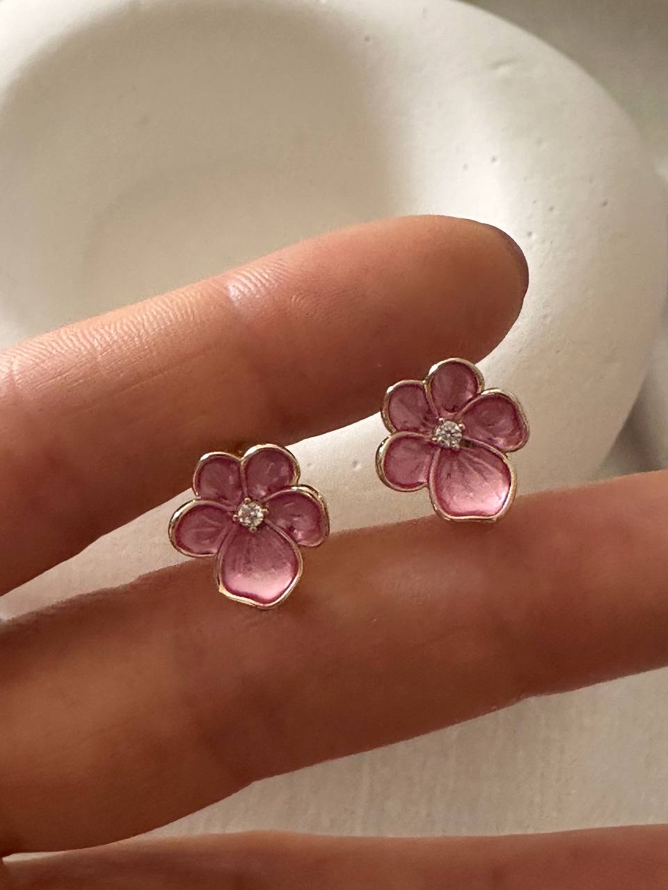 Vip Çelik Gold Renk Zirkon Taşlı Pembe Mineli Çiçek Figürlü Antialerjik Oval Halka Küpe Genişlik 1,5 cm.