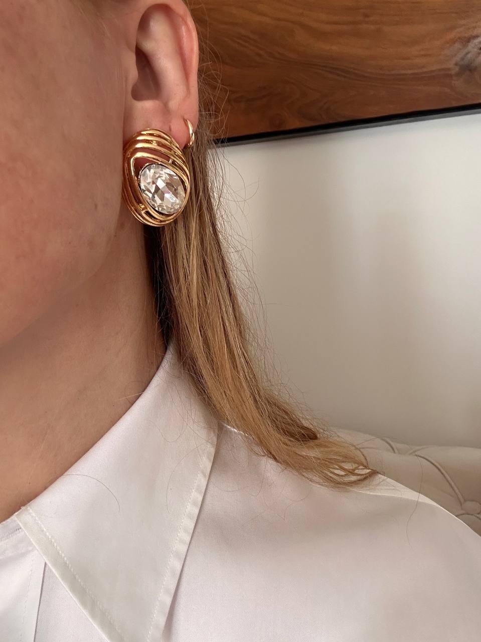Vip Seri Gold Renk Rodyum Kaplama Zirkon Taşlı Tasarım Küpe Genişlik 2,5 cm. Uzunluk 3,5 cm.