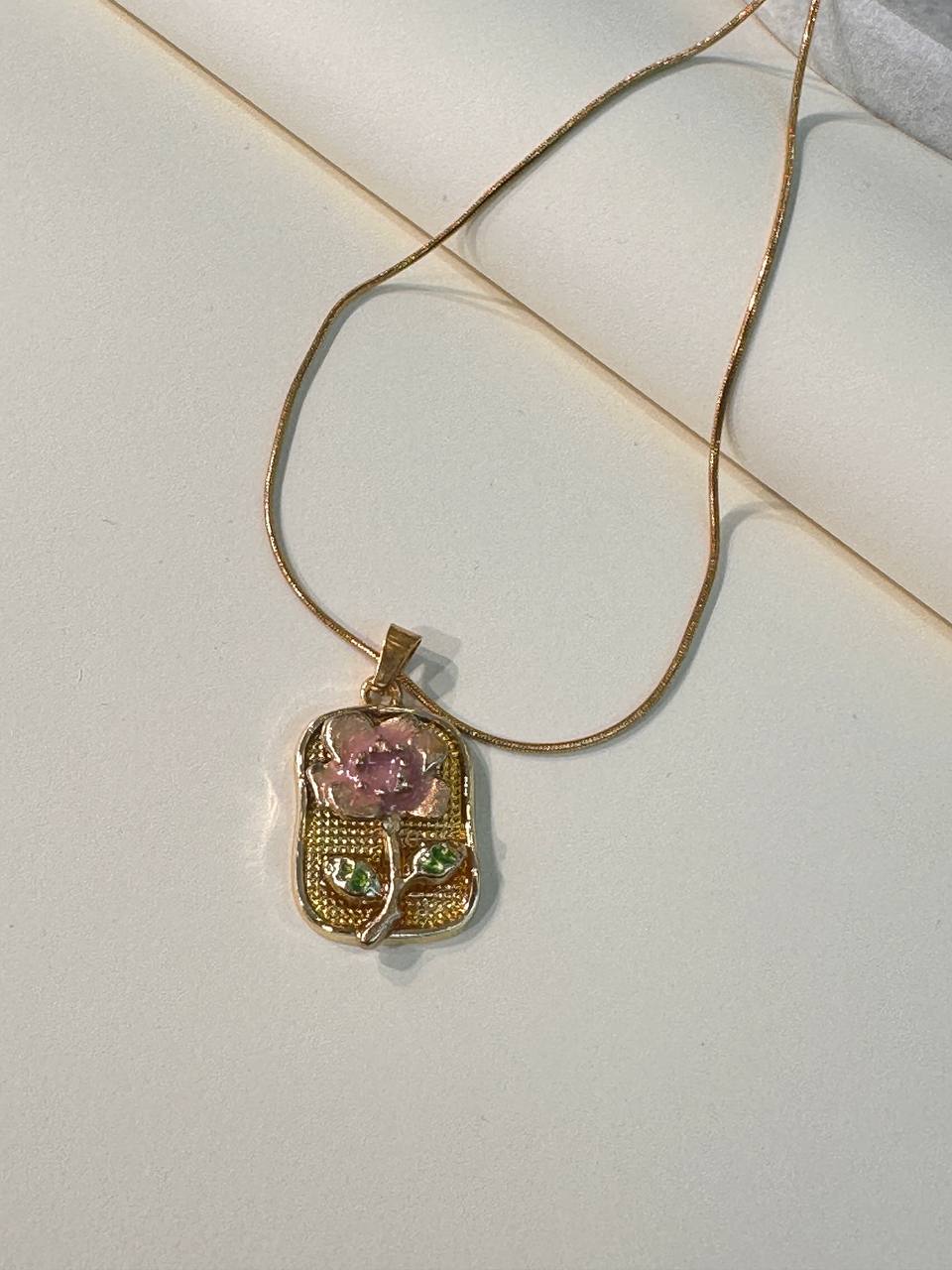 Paslanmaz Çelik Gold Renk Çiçek Figürlü Vintage Plaka Kolye Uzunluk 40 cm. 45 cm.