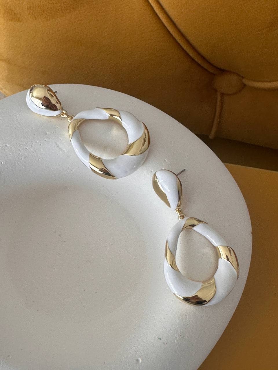 Vip Çelik Gold Renk Beyaz Mineli Premium Seri Özel Tasarım Küpe Uzunluk 5 cm.