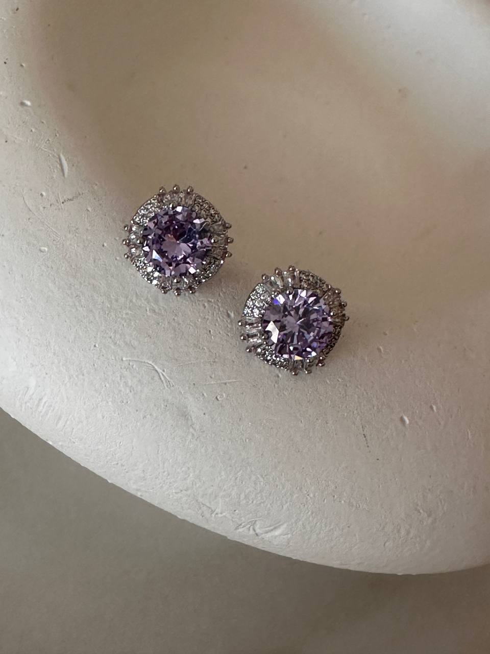 Vip Seri Gümüş Renk 925 K Gümüş Kaplama Zirkon Mor Taşlı Küpe Genişlik 1,3 cm.