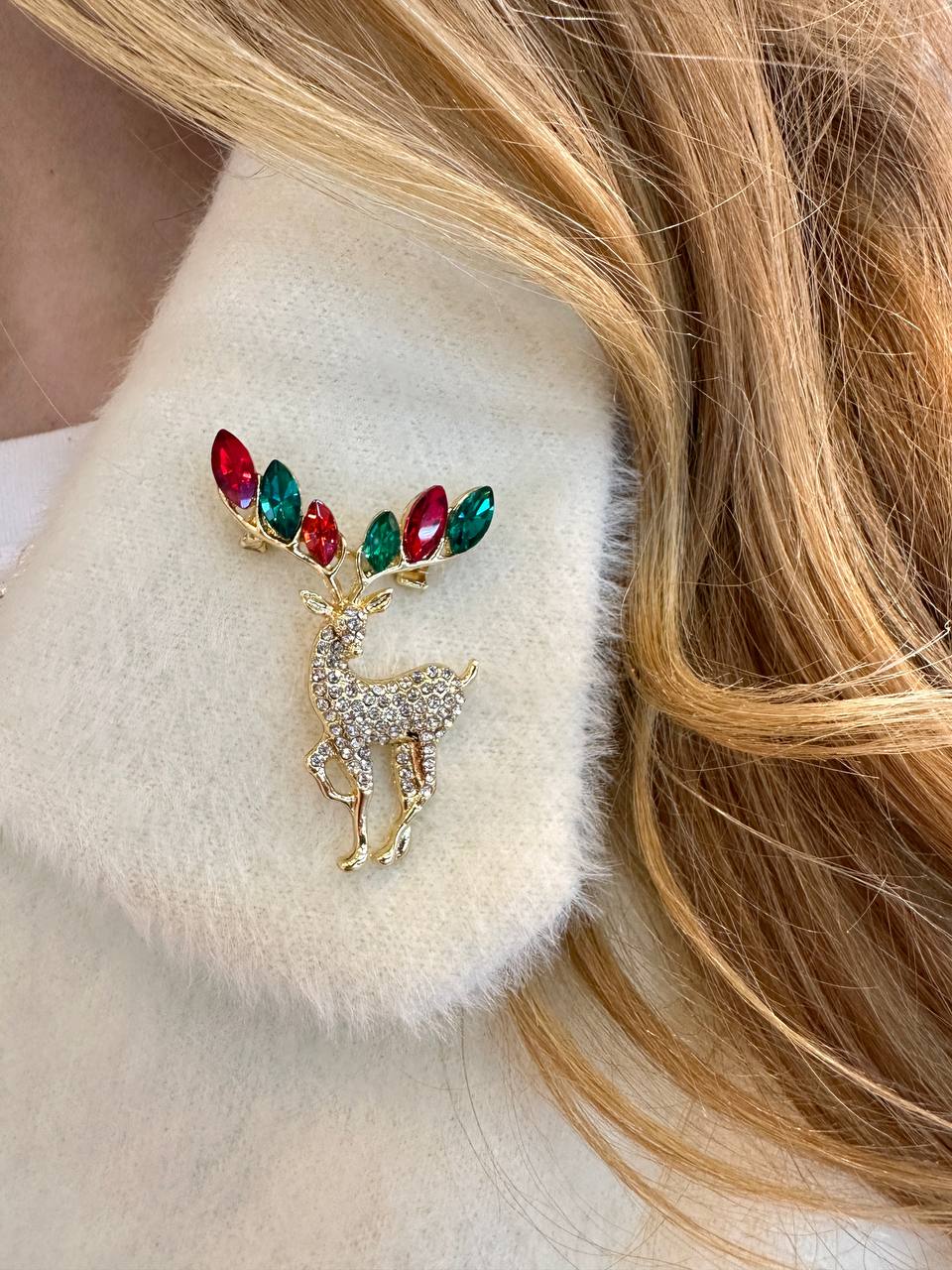 Metal Gold Renk Kristal Renkli Taşlı Geyik Tasarım Broş / Yaka İğnesi Genişlik 3,5 cm. Boy 5 cm.