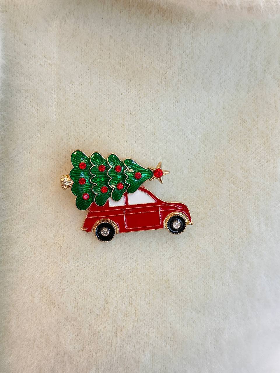 Metal Gold Renk Kristal Renkli Taşlı Yılbaşı Temalı Broş / Yaka İğnesi Genişlik 4,5 cm. Uzunluk 3,5 cm.