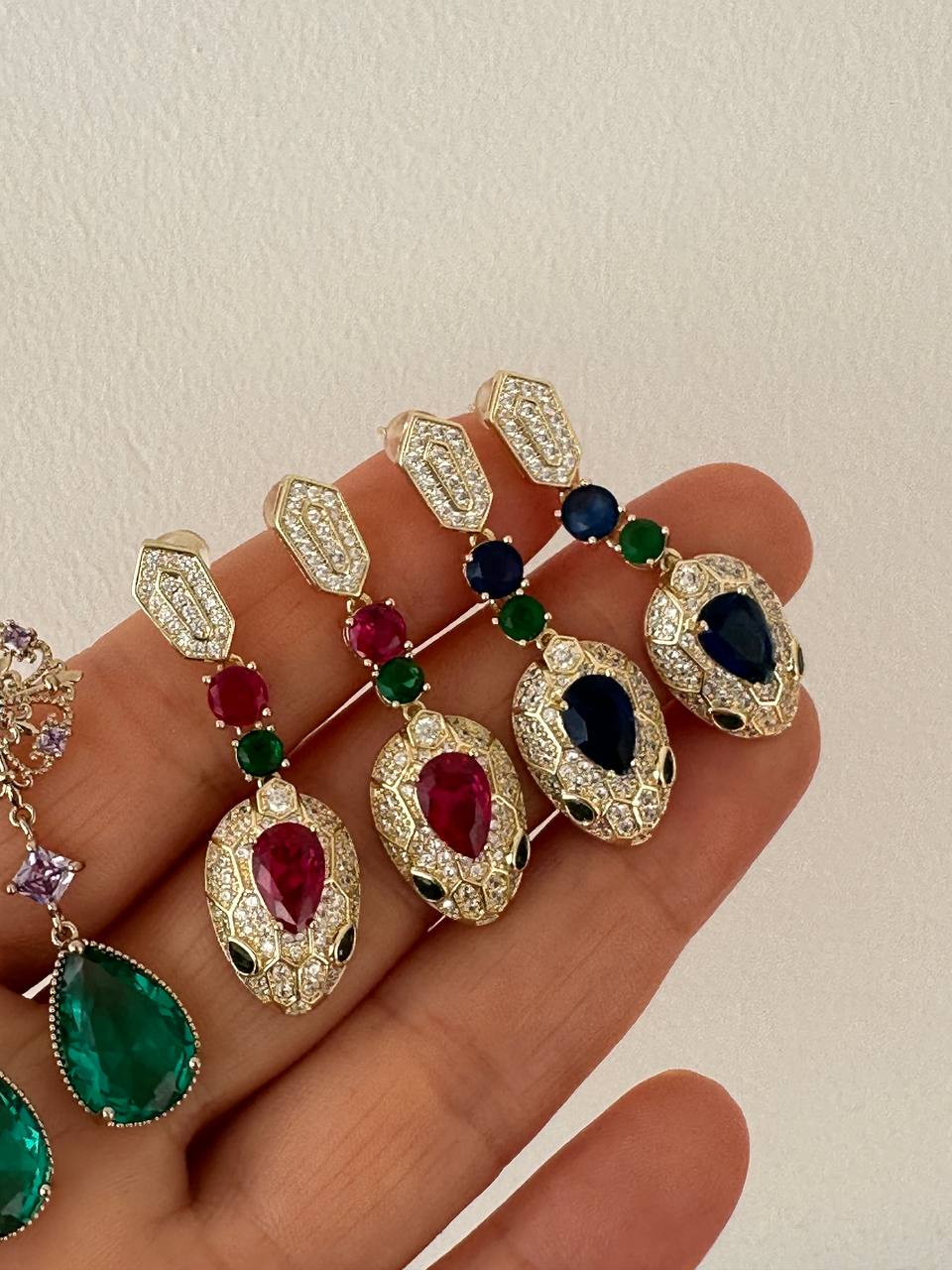 Vip Seri Gold Renk 925 K Gümüş Kaplama Zirkon Yeşil ve Mavi Taşlı Sallantılı Vintage Özel Tasarım Küpe Uzunluk 4 cm.