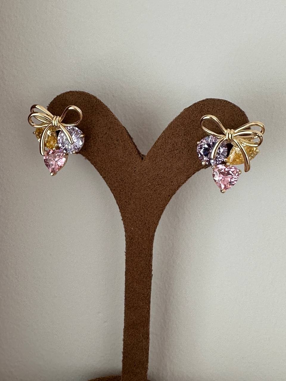 Vip Seri Gold Renk 925 K Gümüş Kaplama Zirkon Renkli Taşlı Tasarım Küpe Genişlik 1,5 cm. Uzunluk 2 cm.