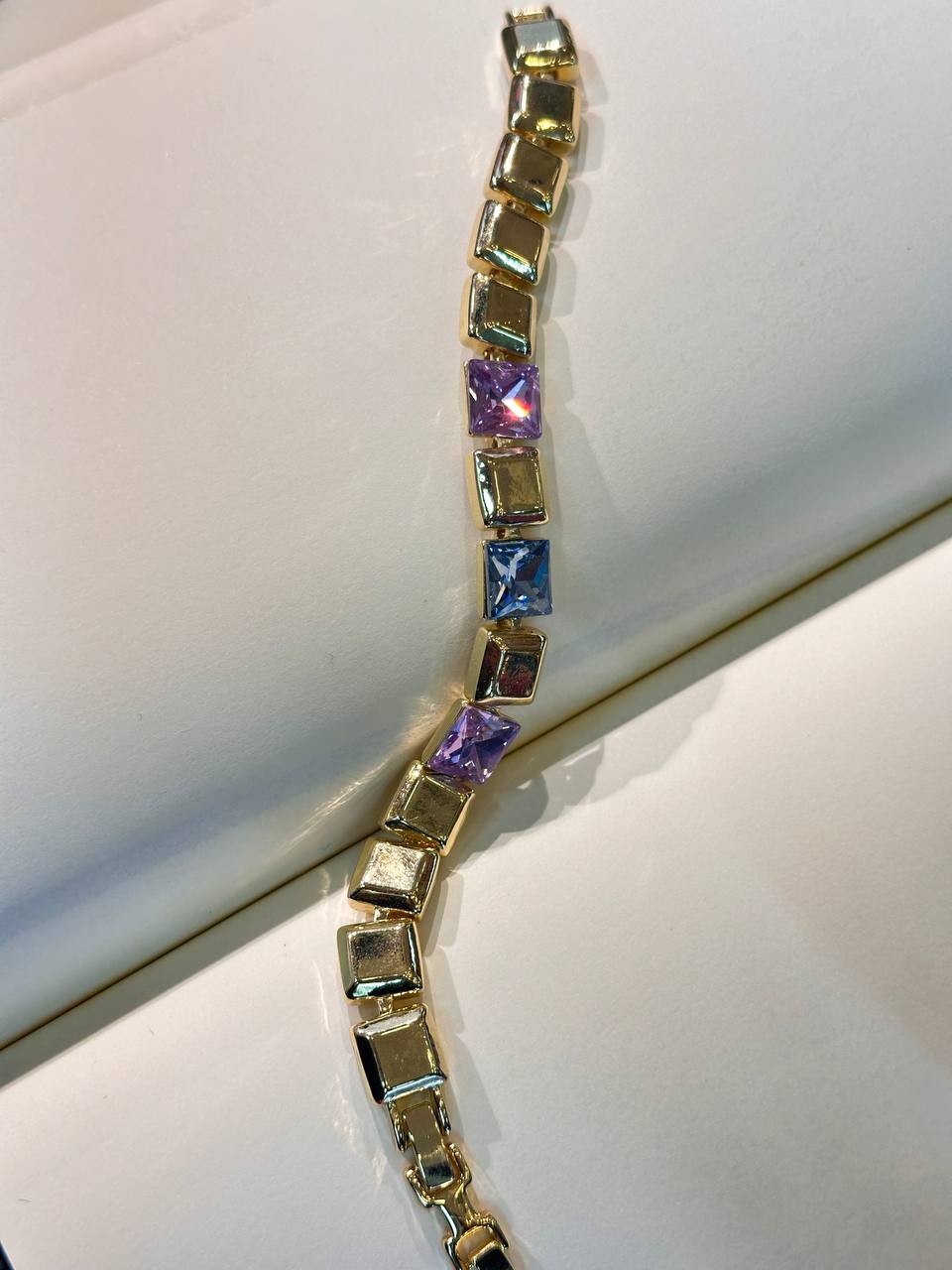 Vip Çelik Gold Renk Zirkon Renkli Taşlı Premium Seri Bileklik Uzunluk 17 cm. Ek Klipsle 19 cm. Kalınlık 1 cm.