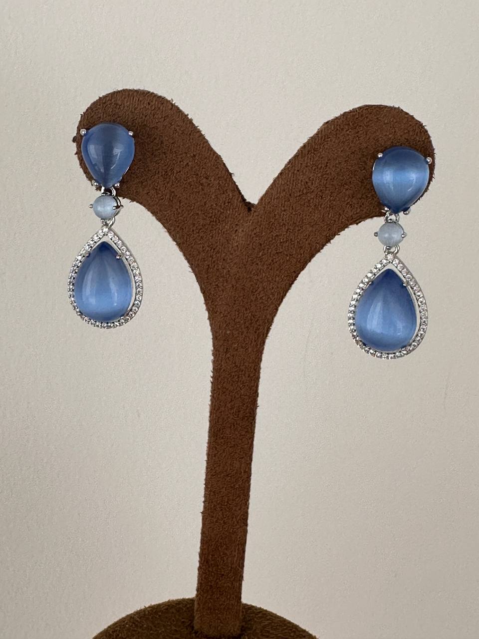 Vip Seri Gümüş Renk 925 K Gümüş Kaplama Zirkon Beyaz ve Mavi Damla Taş Sallantılı Küpe Uzunluk 3 cm.