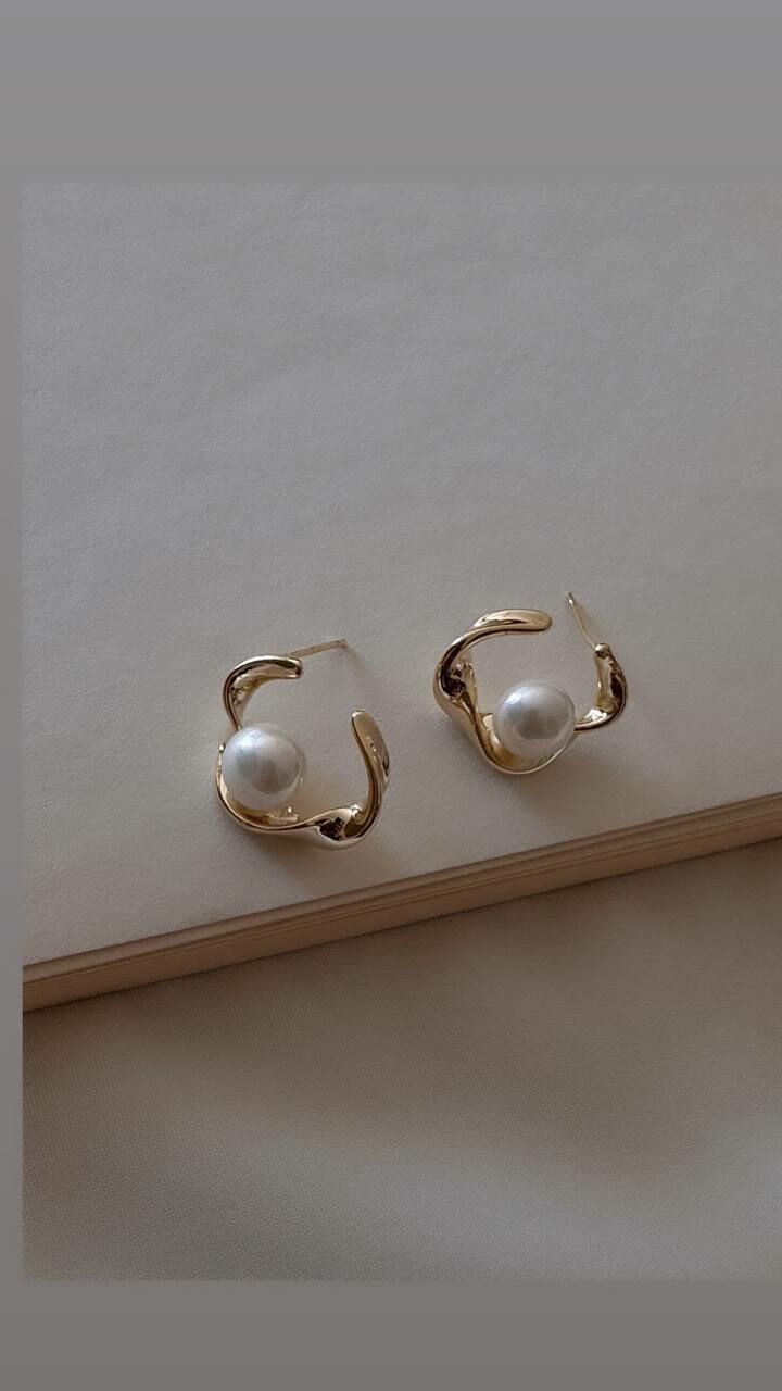 Gold Renk Gümüş Kaplama Lazer Kesim Antialerjik  İnci Detaylı Küpe Genişlik 1,5 cm.