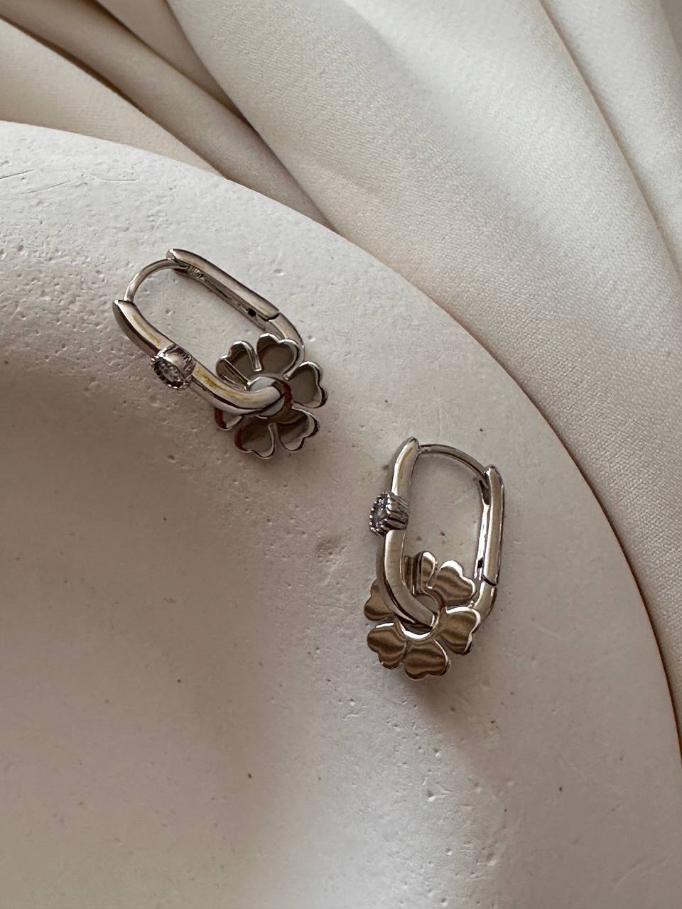 Vip Çelik Platin Renk Zirkon Taş Antialerjik Göçmen Küpesi Genişlik 1 cm. Uzunluk 2 cm.