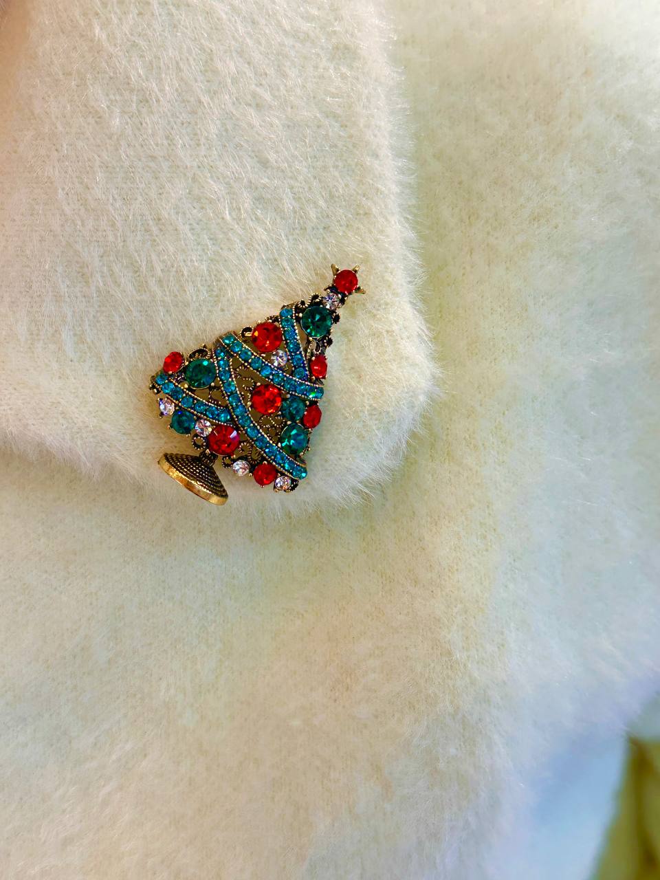 Metal Gold Renk Kristal Renkli Taşlı Çam Ağacı Tasarım Yılbaşı Temalı Broş / Yaka İğnesi Genişlik 3,5 cm. Uzunluk 4,5 cm.