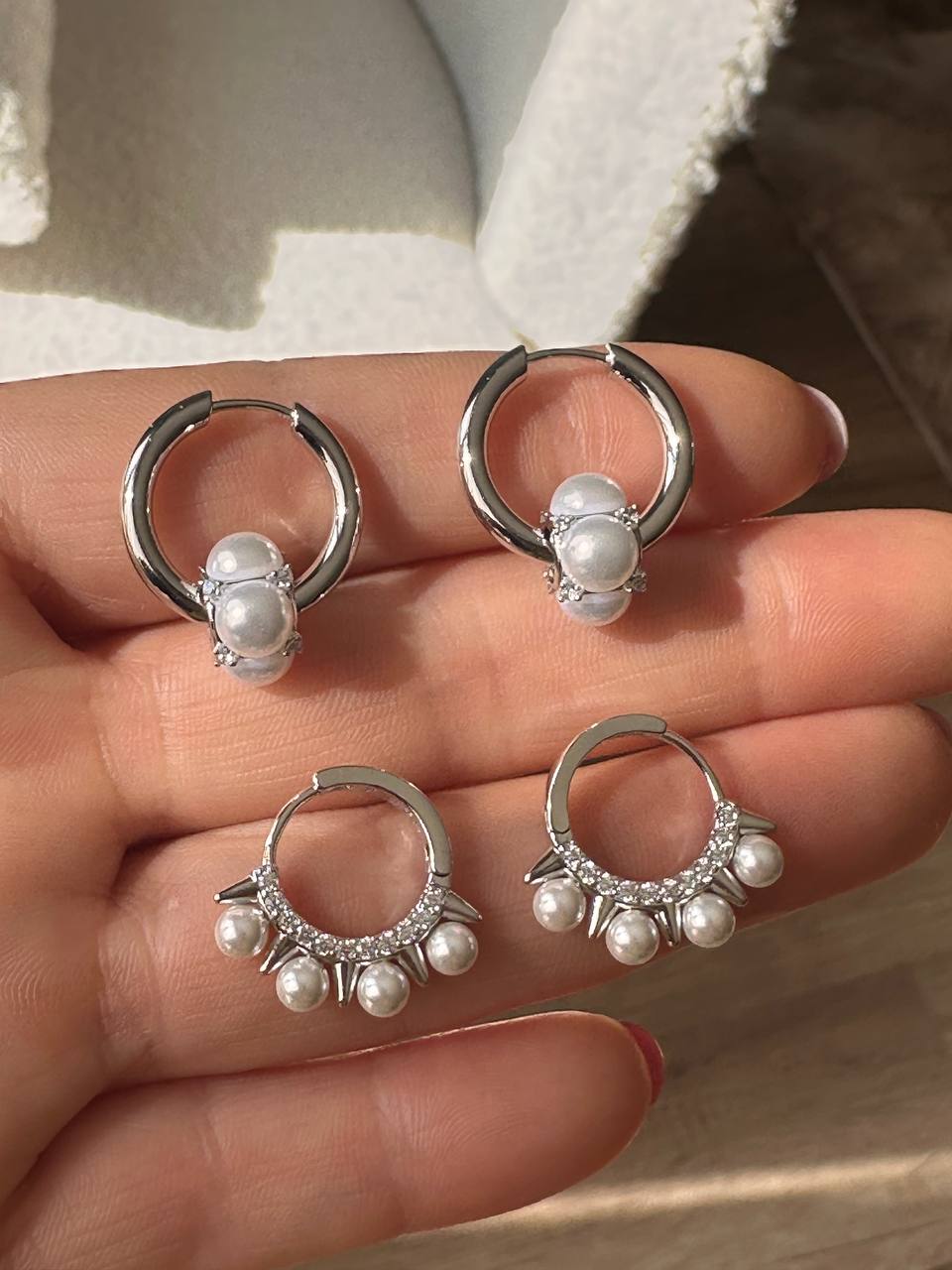 Vip Çelik Gümüş Renk Zirkon Taşlı ve İnci Detaylı Halka Küpe Genişlik 1,7 cm.