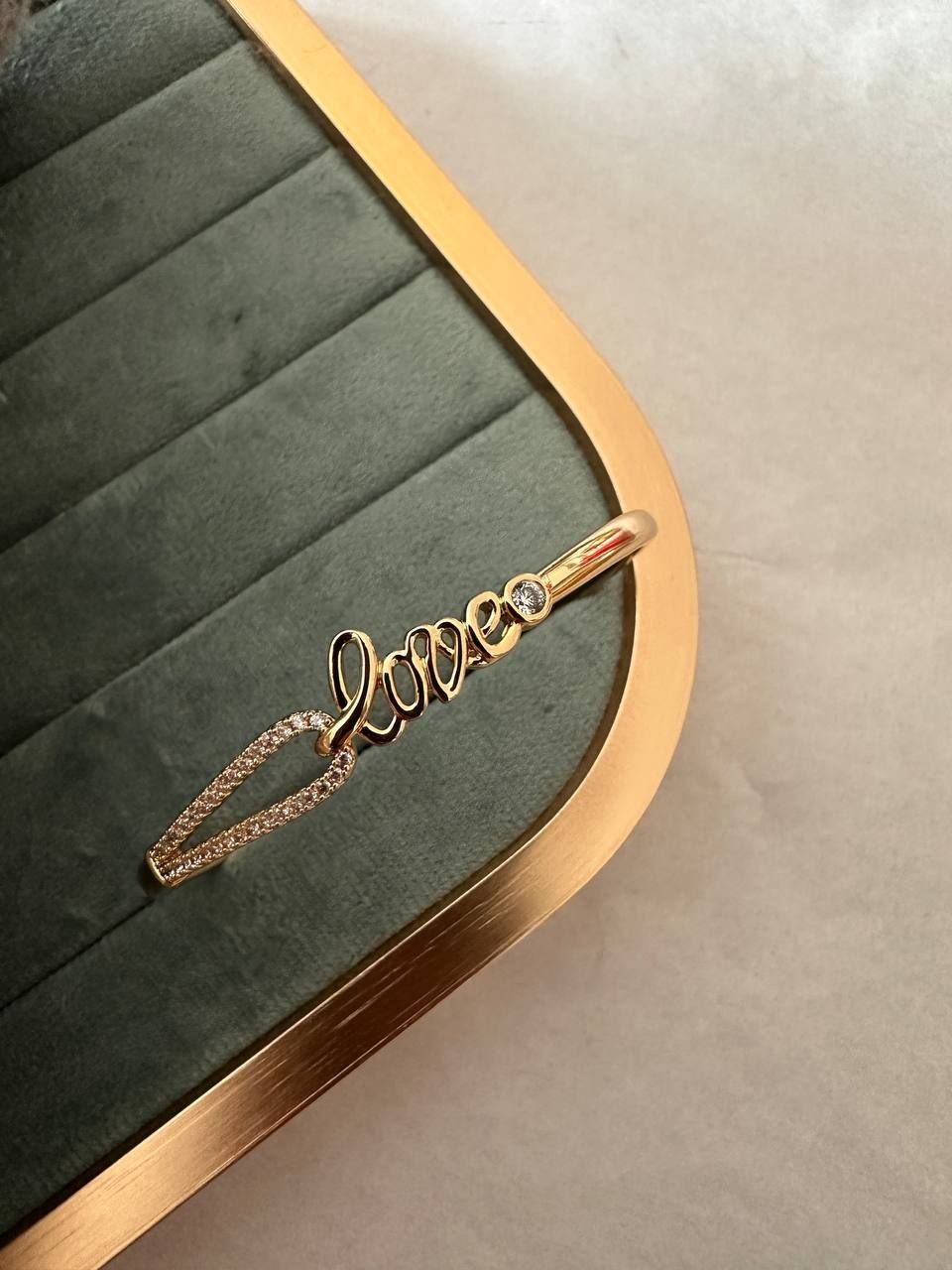 Vip Çelik 14 K Gold Renk Zirkon Taş Antialerjik ( Love ) Kelepçe Bileklik Genişlik 6 cm.