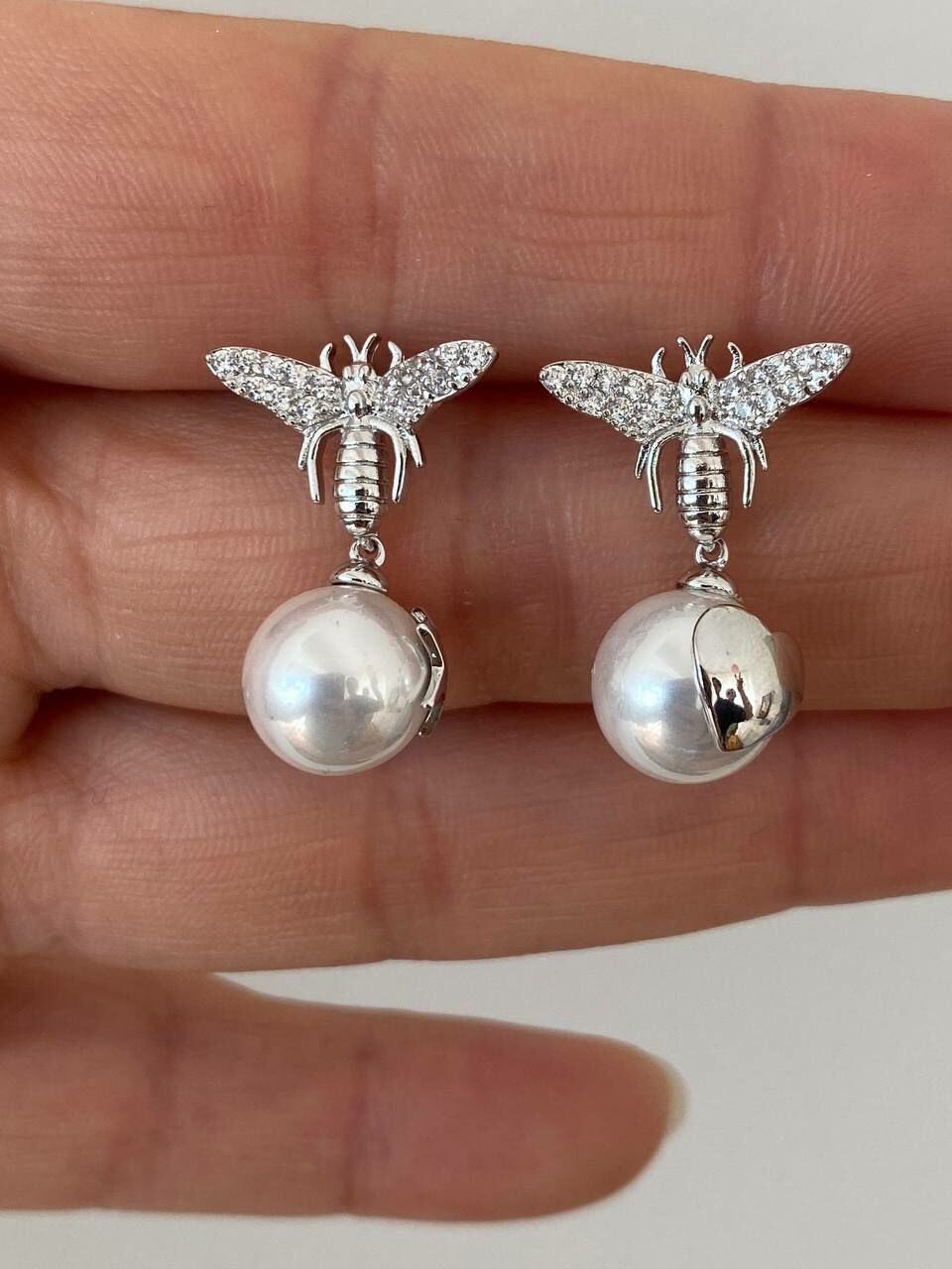 Vip Çelik Platin Renk Zirkon Taş Arı Figürlü Cam İnci Sallantılı Kalp ve Yıldız Detaylı Küpe Genişlik 1 cm. Uzunluk 2 cm.