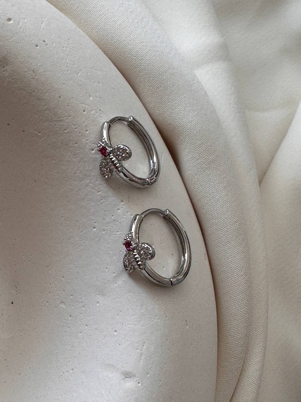 Vip Seri Gümüş Renk Zirkon Kırmızı ve Beyaz Taşlı Arı Figürlü Rodyum Kaplama Halka Küpe Genişlik 1,5 cm.