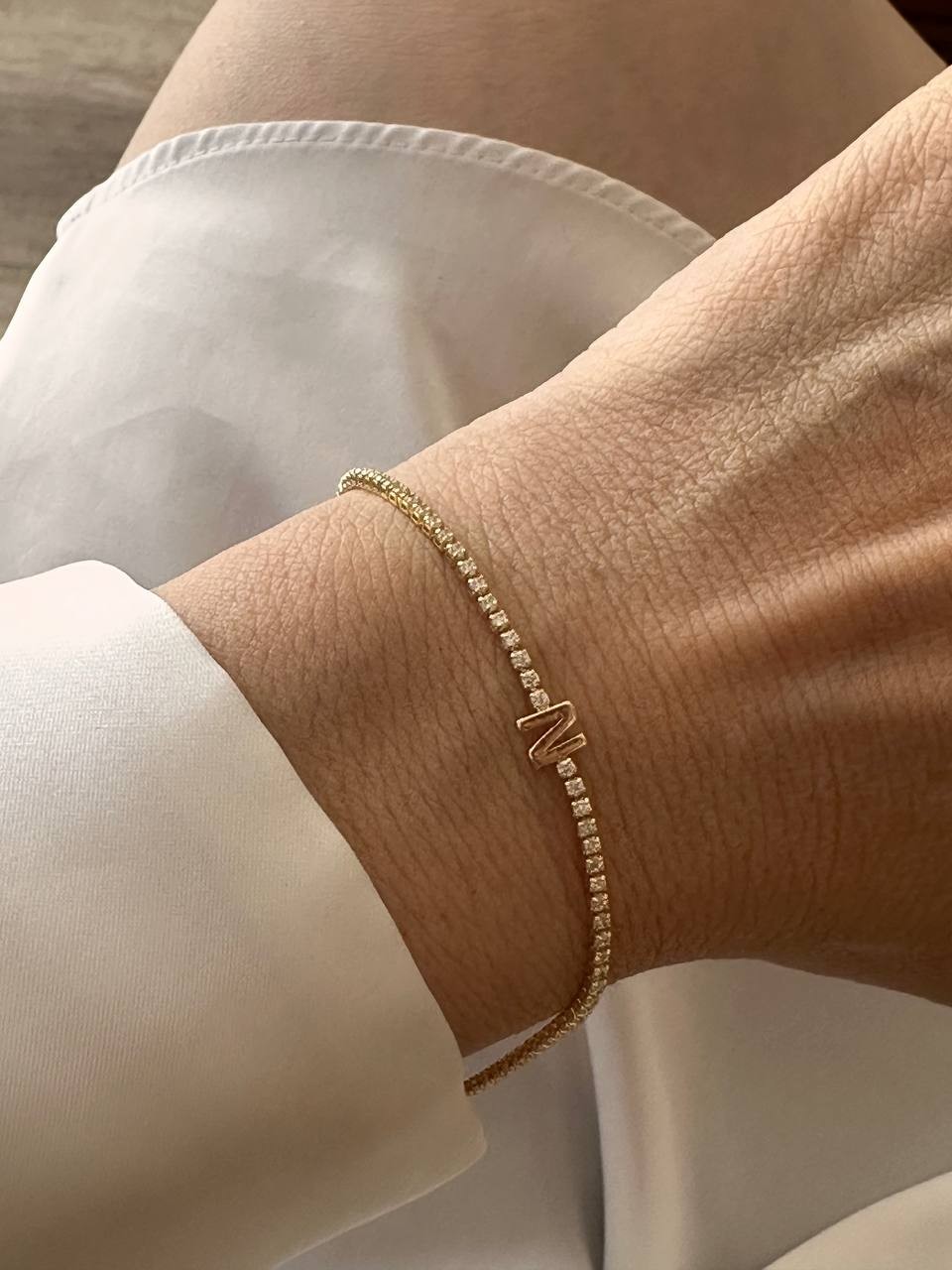 Gold Renk Zirkon Taşlı Rodyum Kaplama ( N ) Harfli Su Yolu Bileklik Uzunluk 16,5 cm. Ek Klipsle 17,5 cm. Taş Genişlik 1,5 mm.