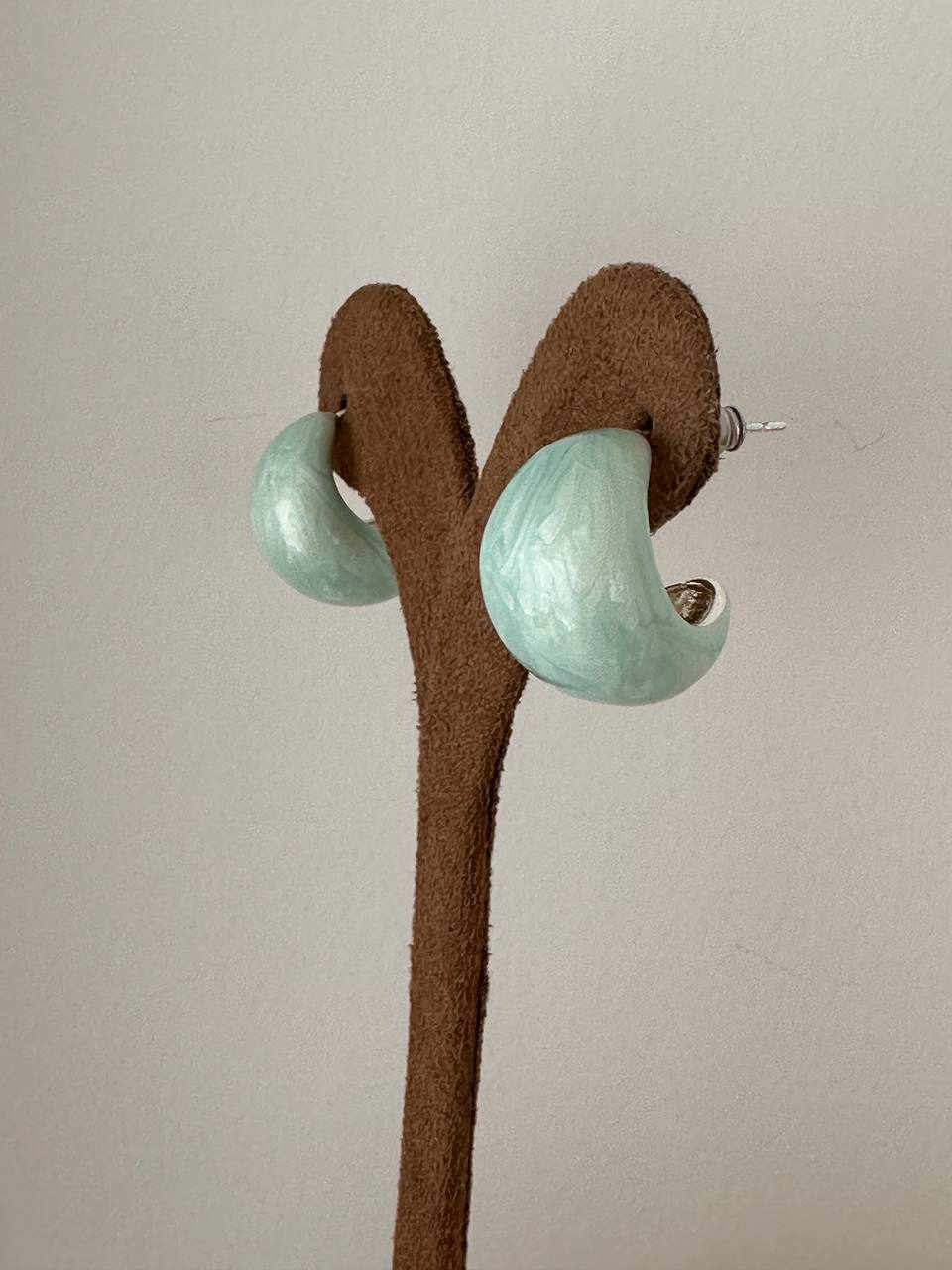 Vip Çelik Gümüş Renk Açık Yeşil Renkli Taşlı Oval Küpe Uzunluk 1,5 cm.