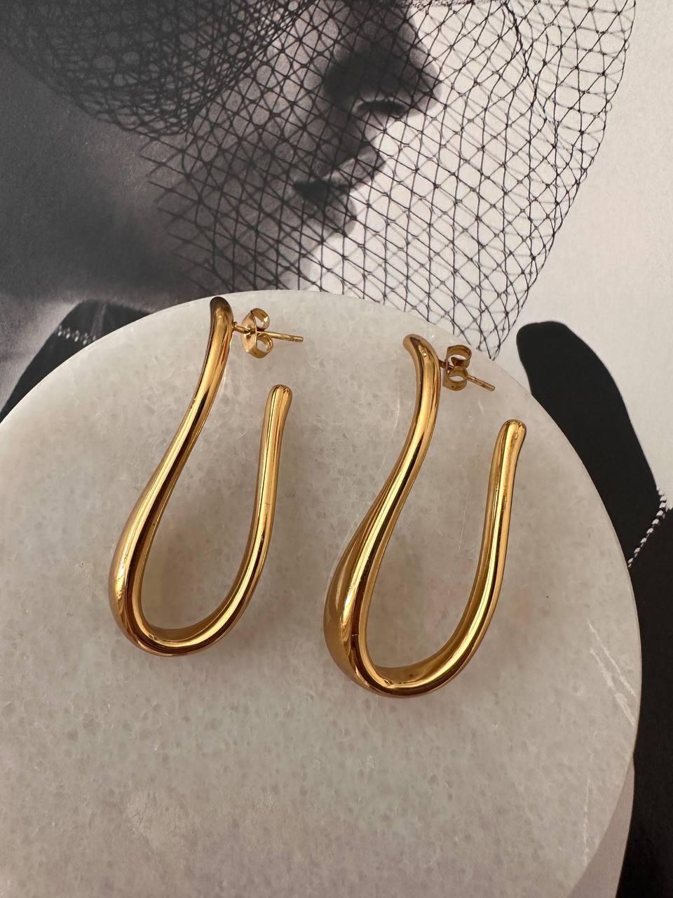 Vip Çelik Gold Renk Lazer Kesim Küpe Genişlik 1,5 cm. Uzunluk 4 cm.